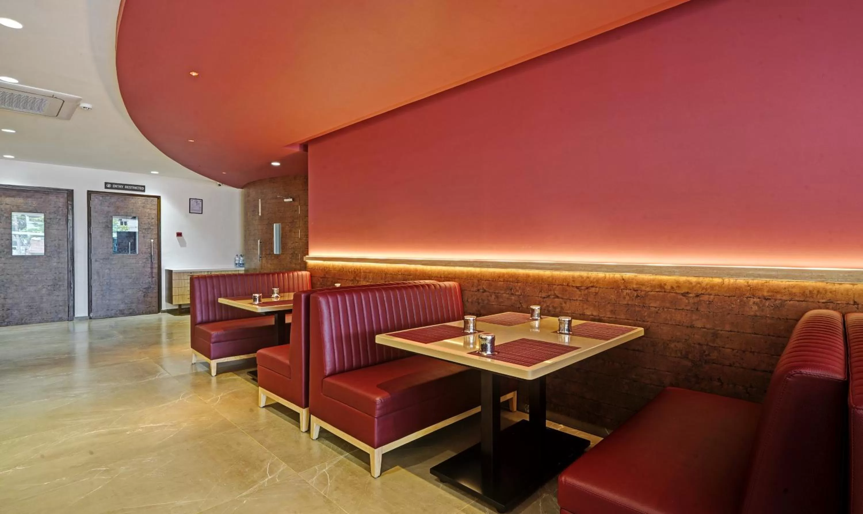 Restaurant/places to eat in Treebo Premium La Orchid, Big Temple