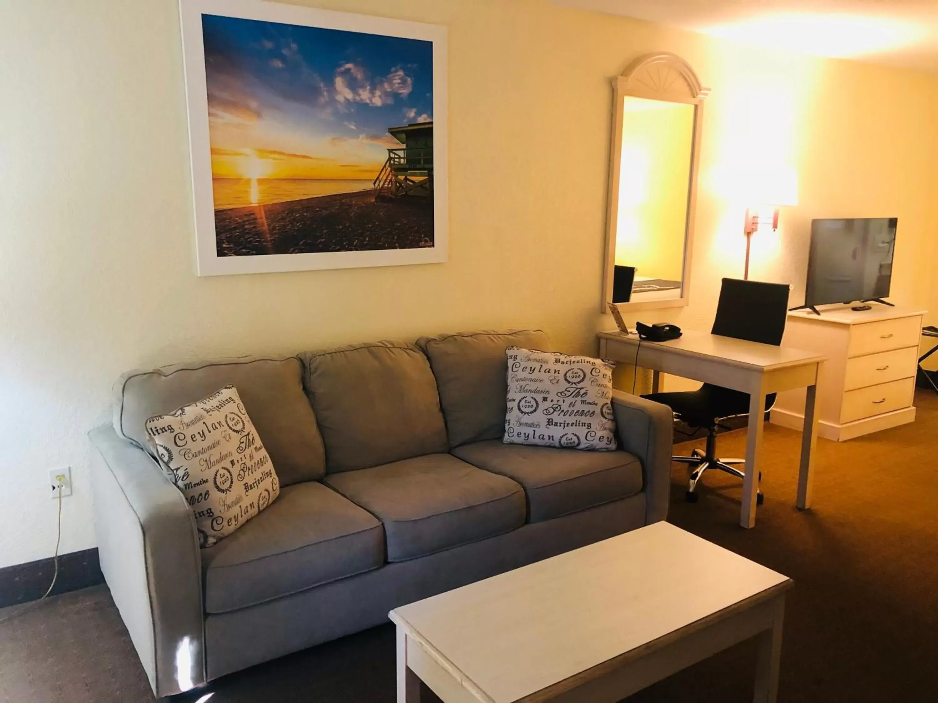 Seating Area in Days Inn & Suites by Wyndham Navarre Conference Center