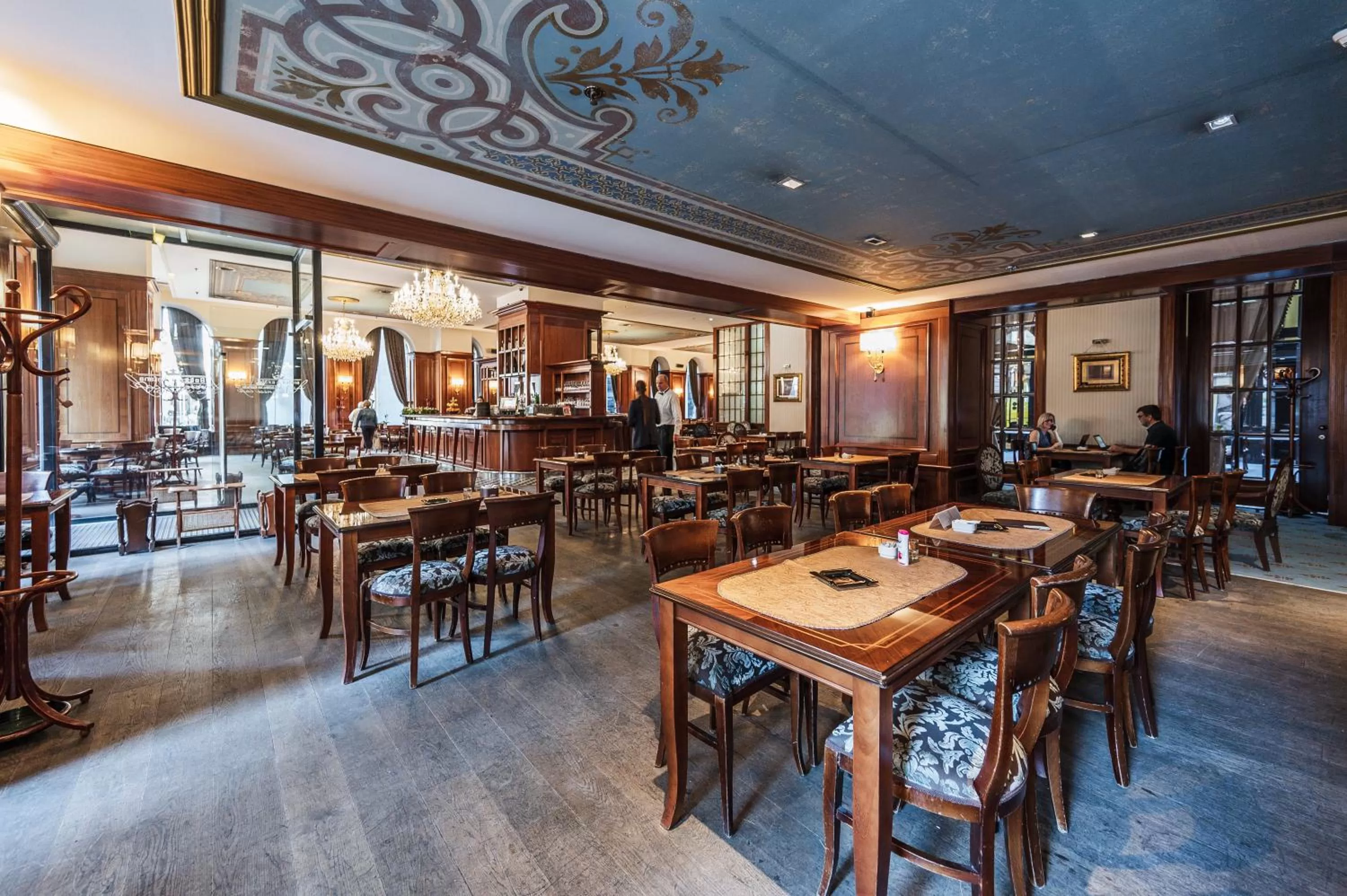 Restaurant/places to eat in Hotel Europe