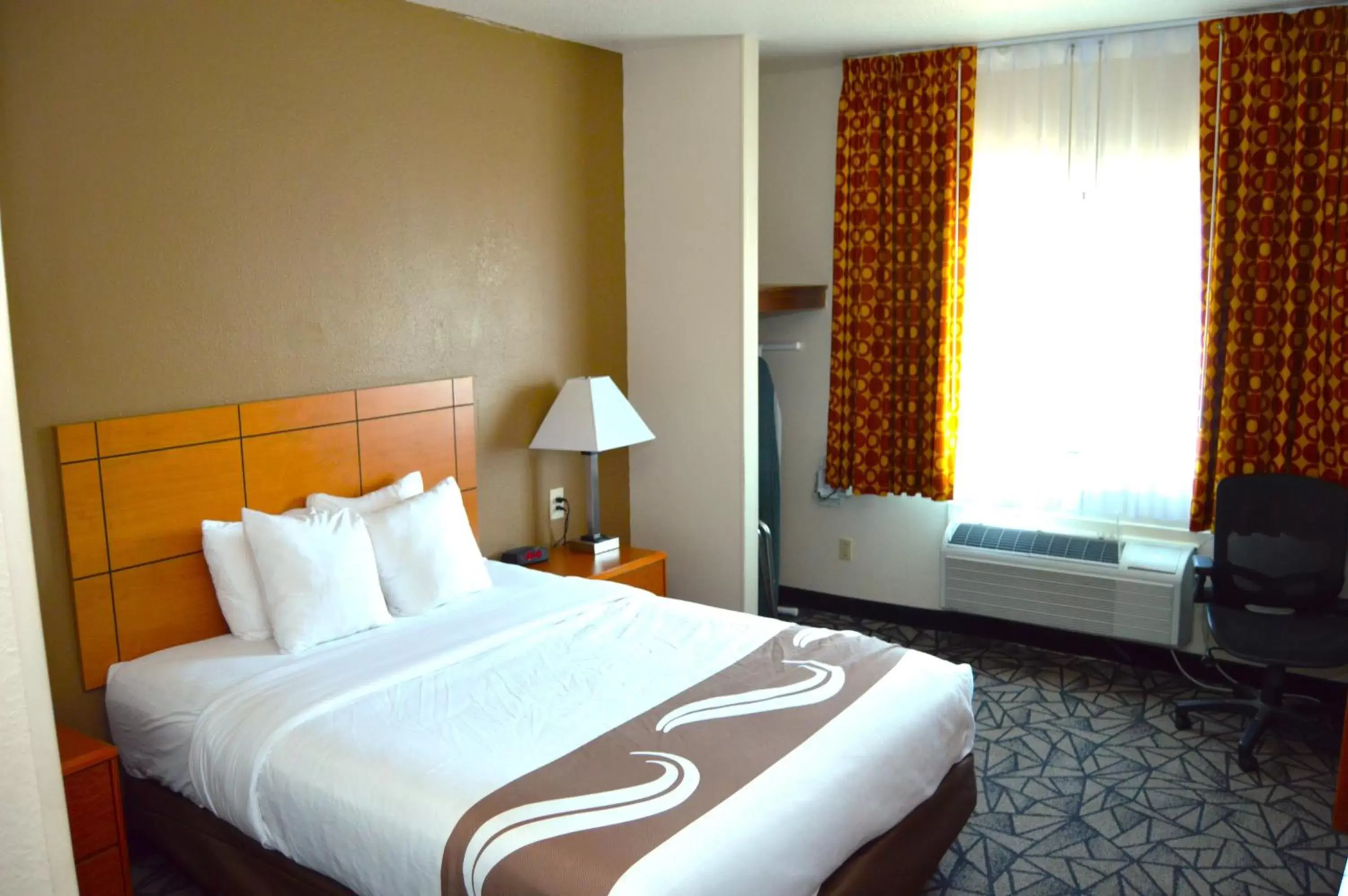 Bedroom, Bed in Quality Inn - Coralville