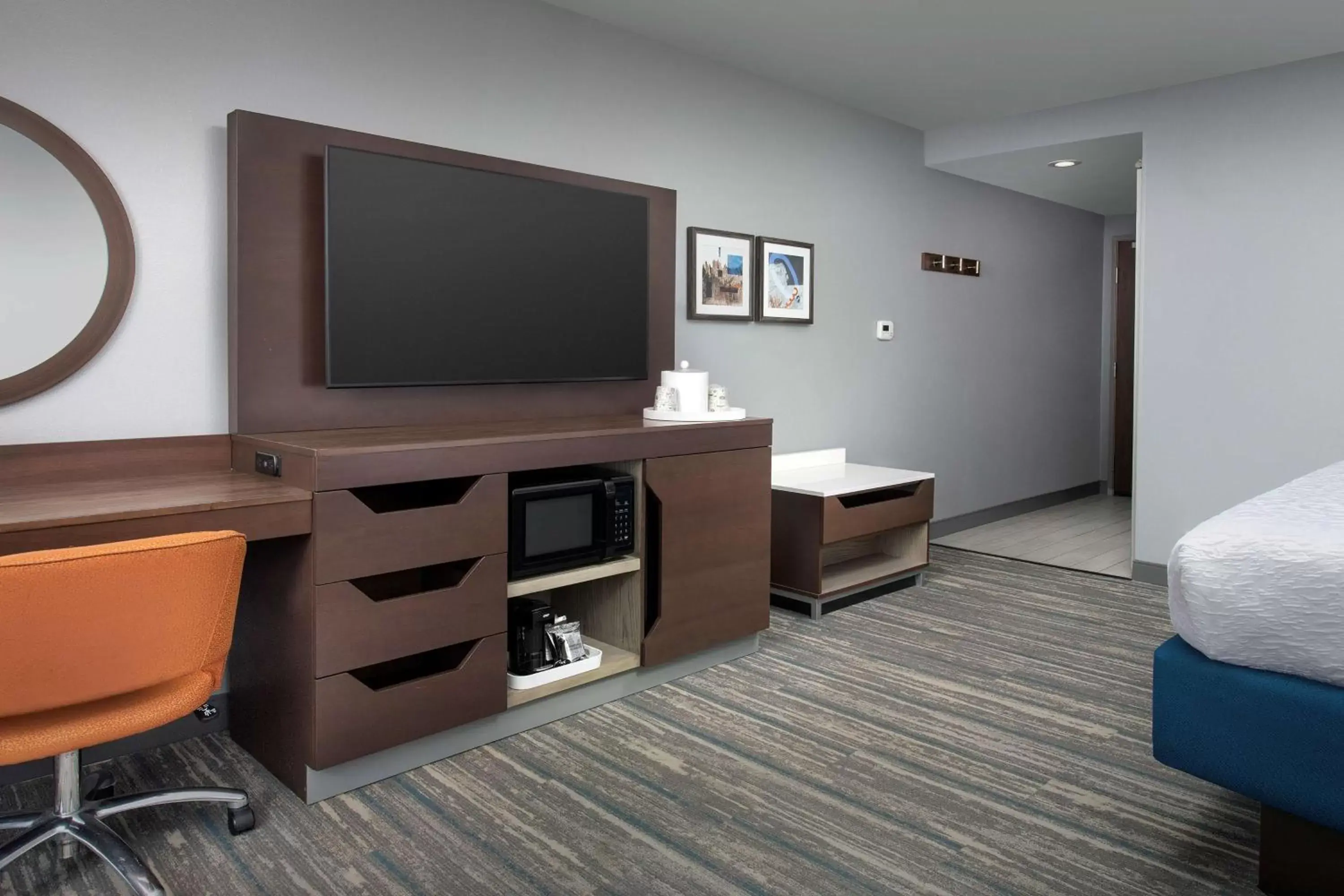 Bedroom, TV/Entertainment Center in Hampton Inn & Suites Rapid City Rushmore, SD