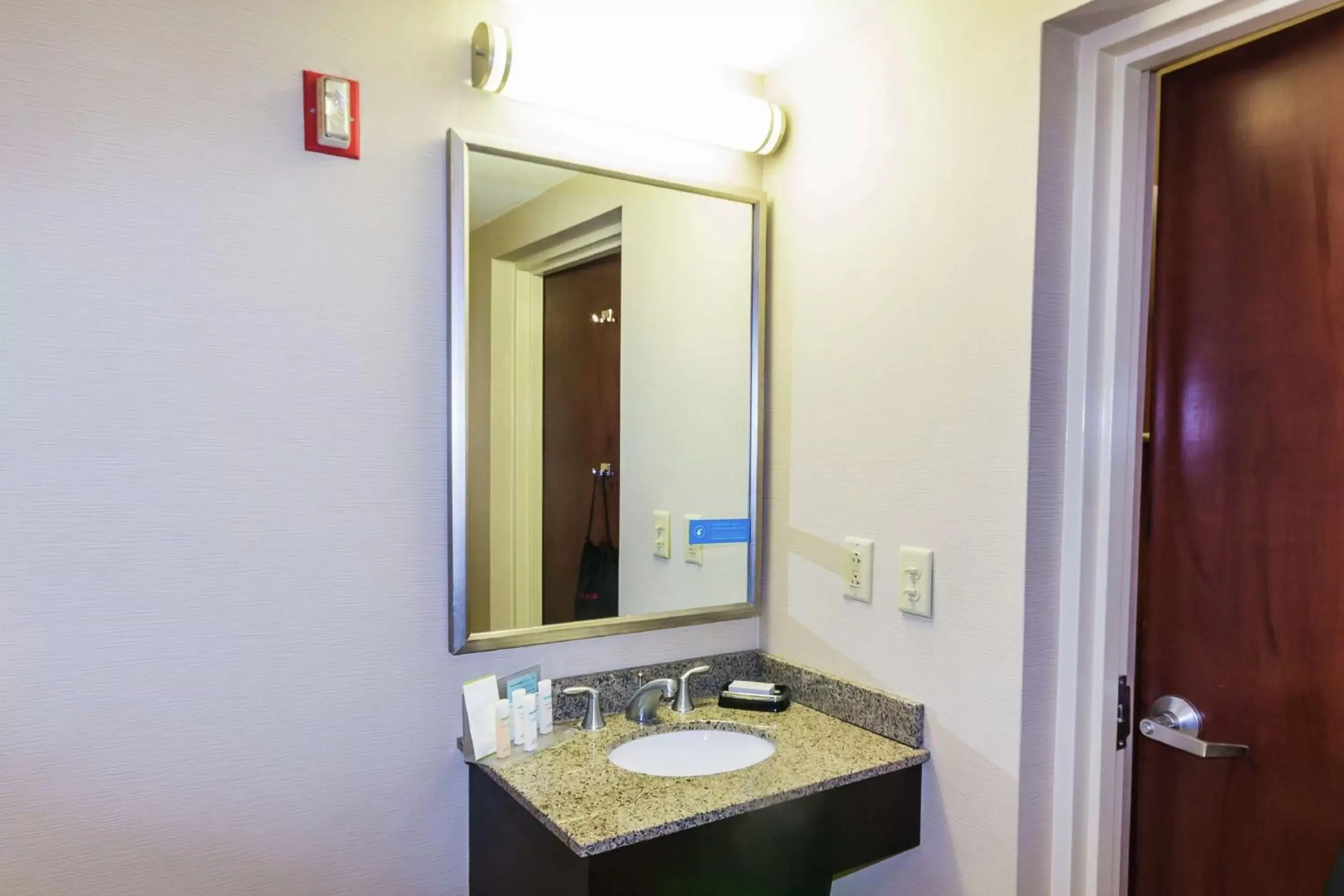 Photo of the whole room, Bathroom in Hampton Inn Sturbridge