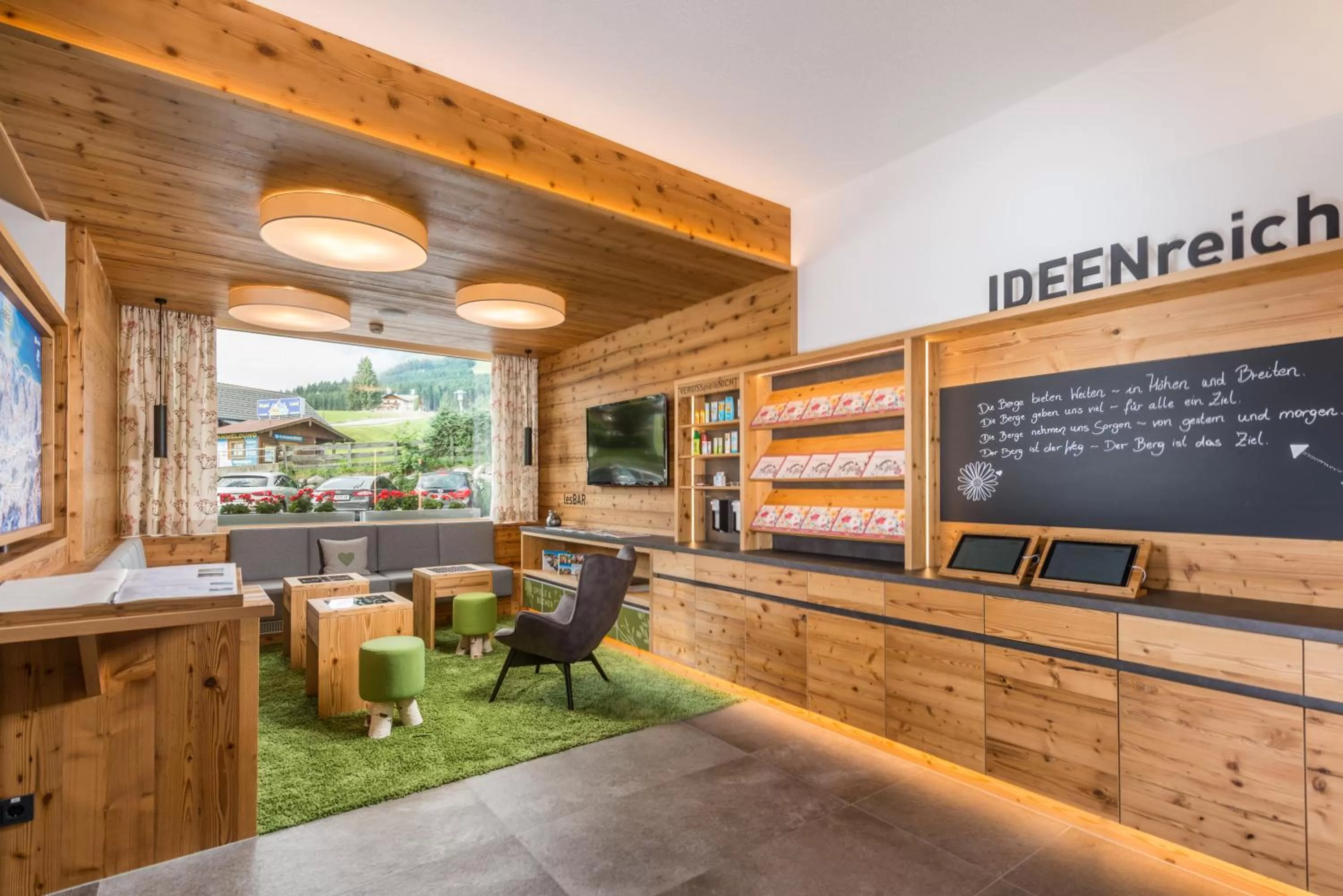 Library in Apart & Suiten Hotel WEIDEN