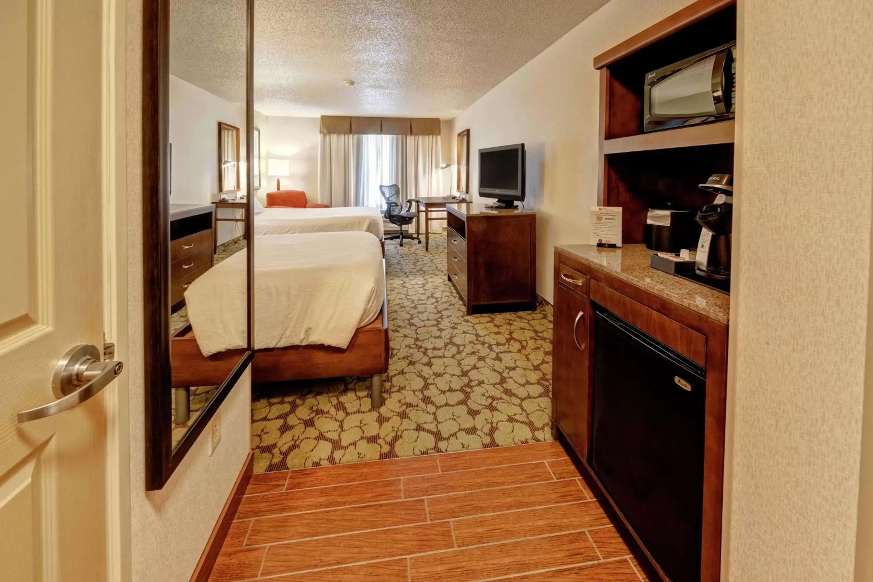 Bed, Kitchen/Kitchenette in Hilton Garden Inn Minneapolis/Eden Prairie