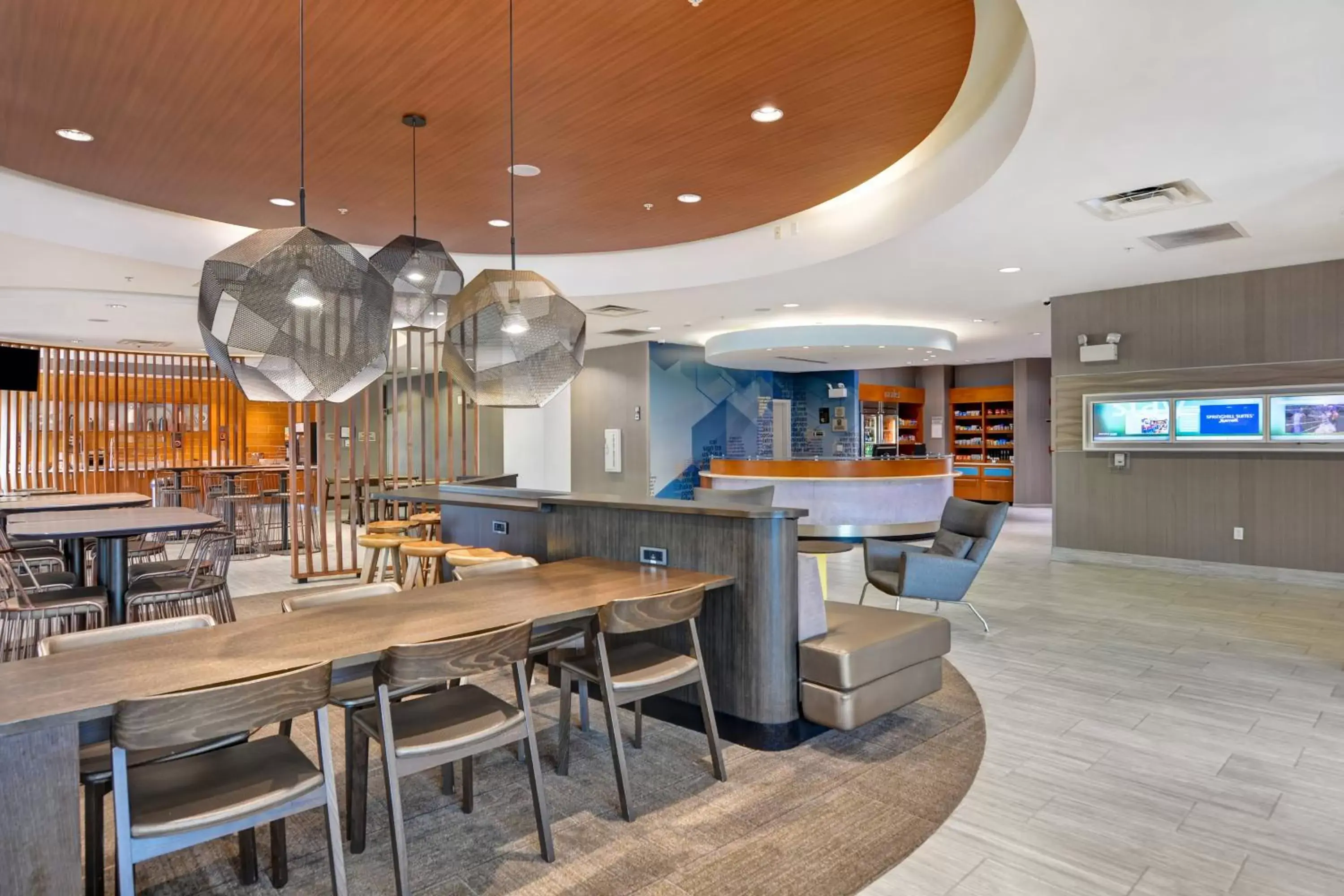 Lobby or reception, Lounge/Bar in SpringHill Suites by Marriott Cincinnati Midtown