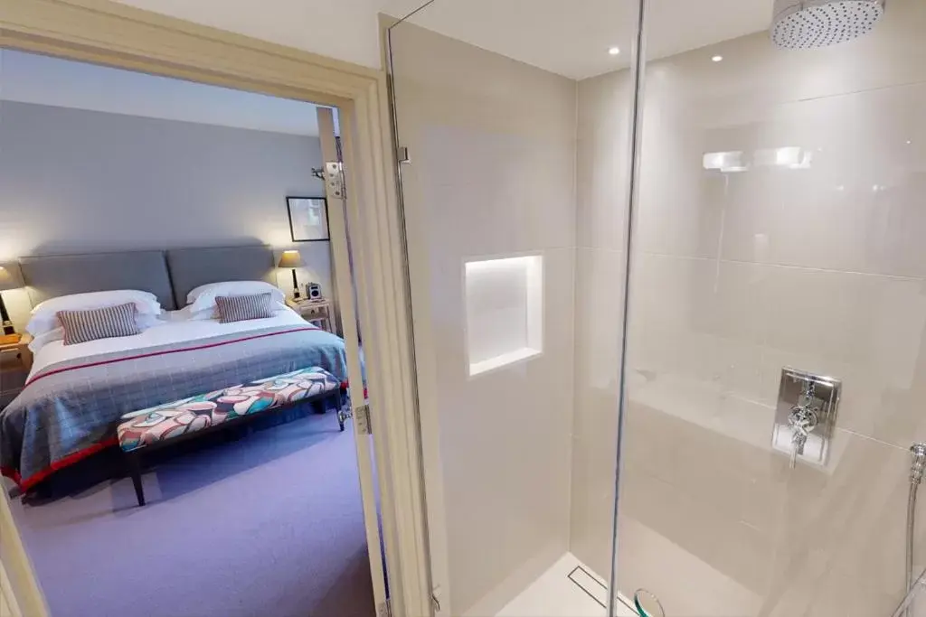 Bathroom, Bed in Old Bank Hotel