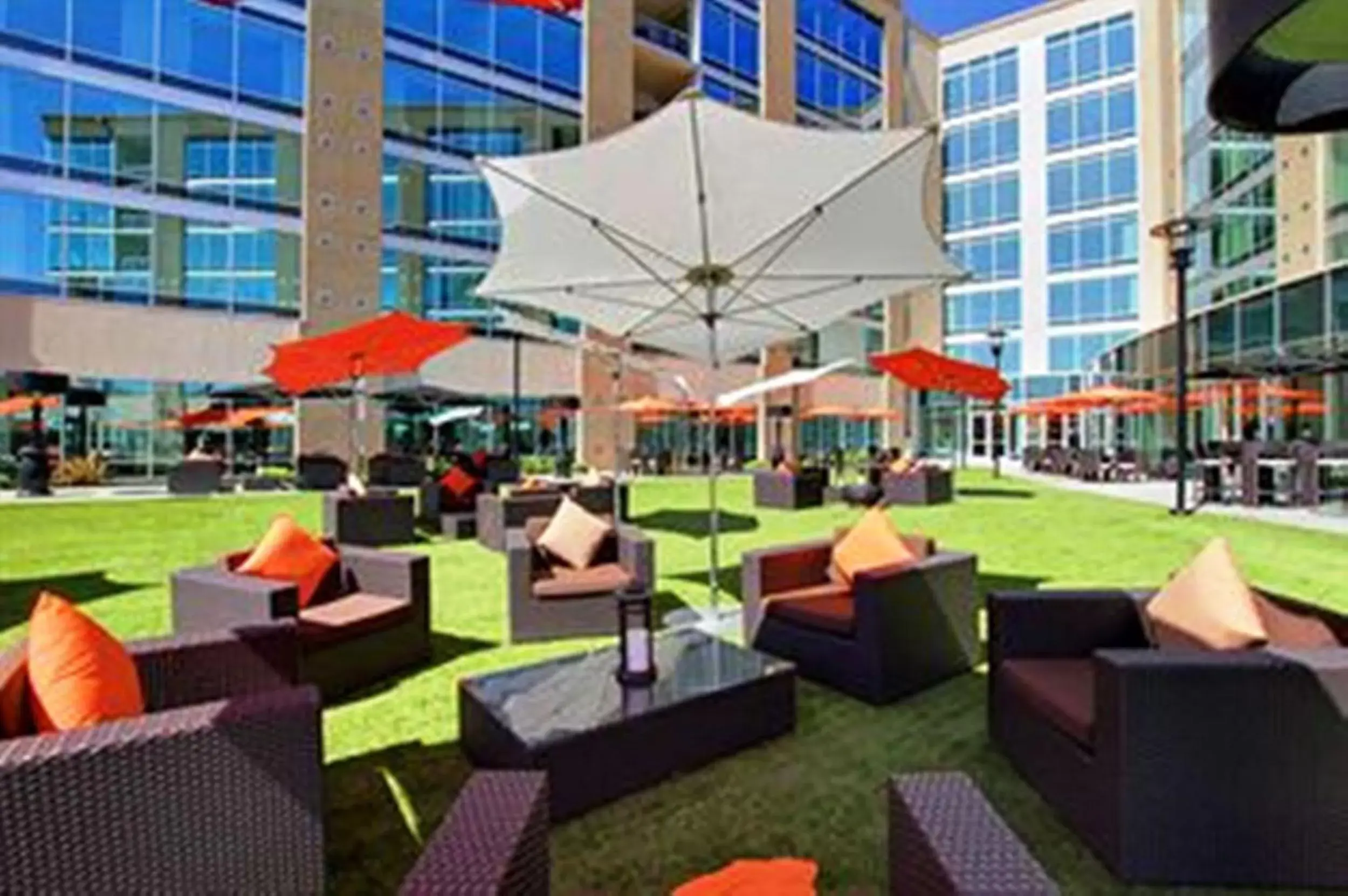 Lounge or bar, Restaurant/Places to Eat in University Plaza Waterfront Hotel