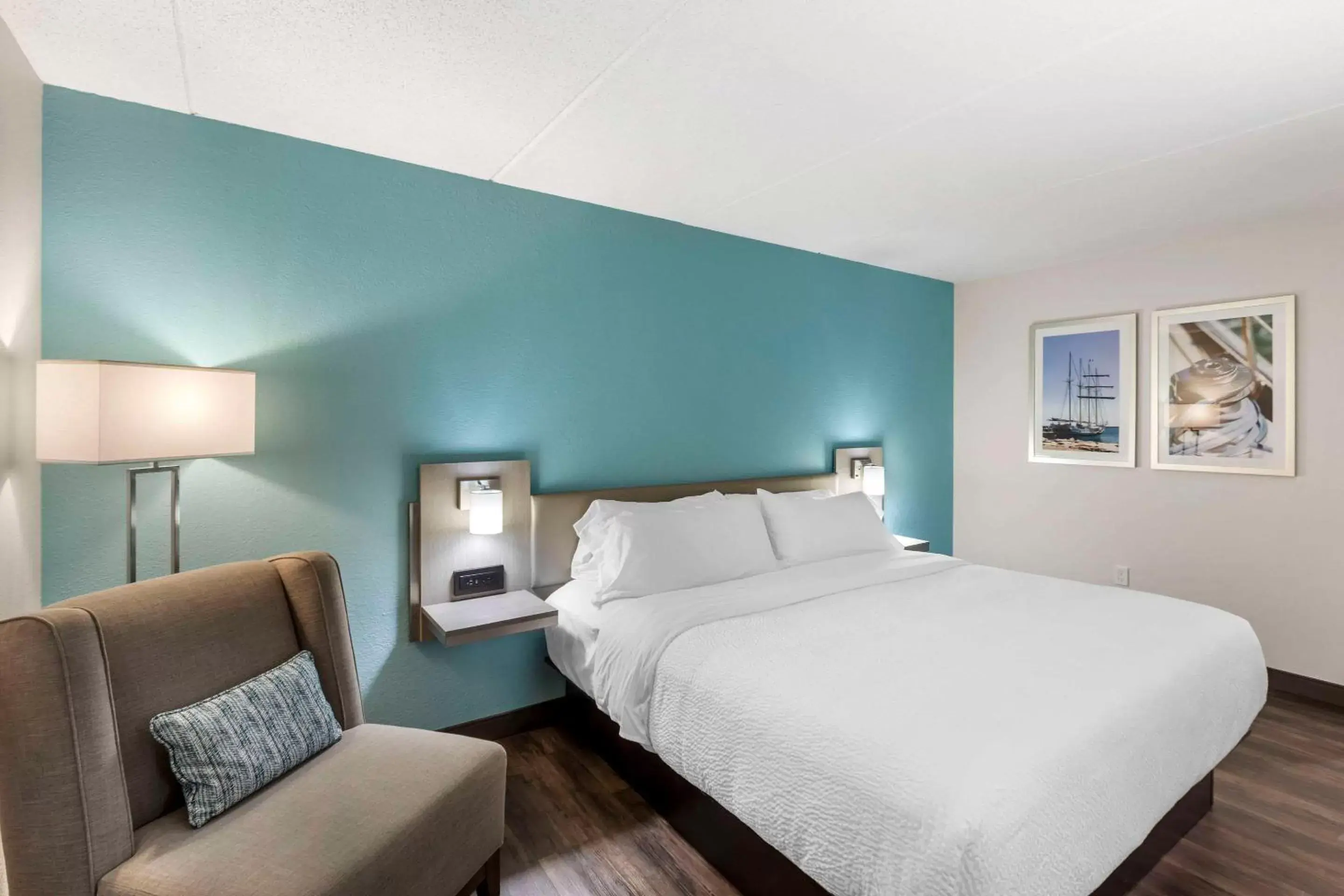 Bedroom, Bed in The Harborview, Ascend Hotel Collection