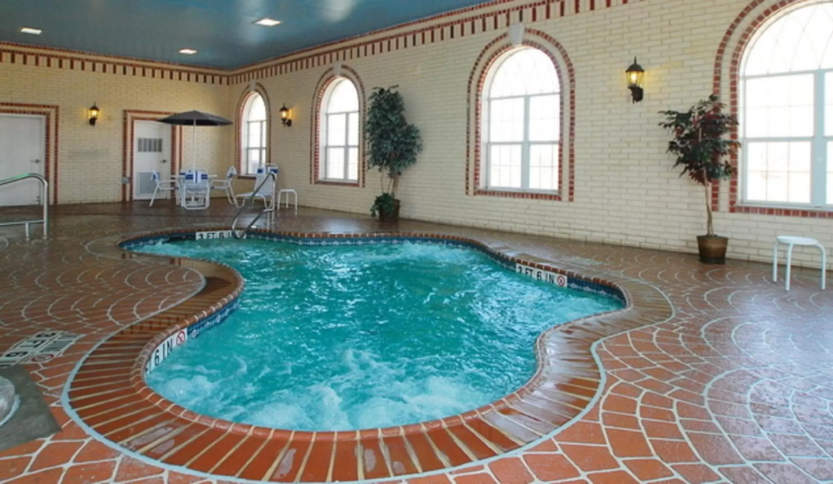 Swimming Pool in Country Inn & Suites by Radisson, Amarillo I-40 West, TX