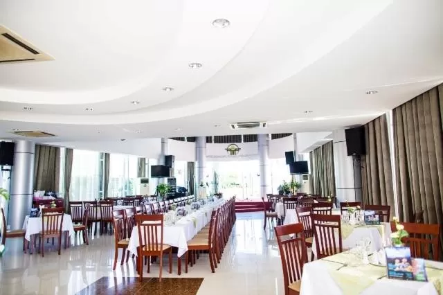 Restaurant/Places to Eat in River Hotel