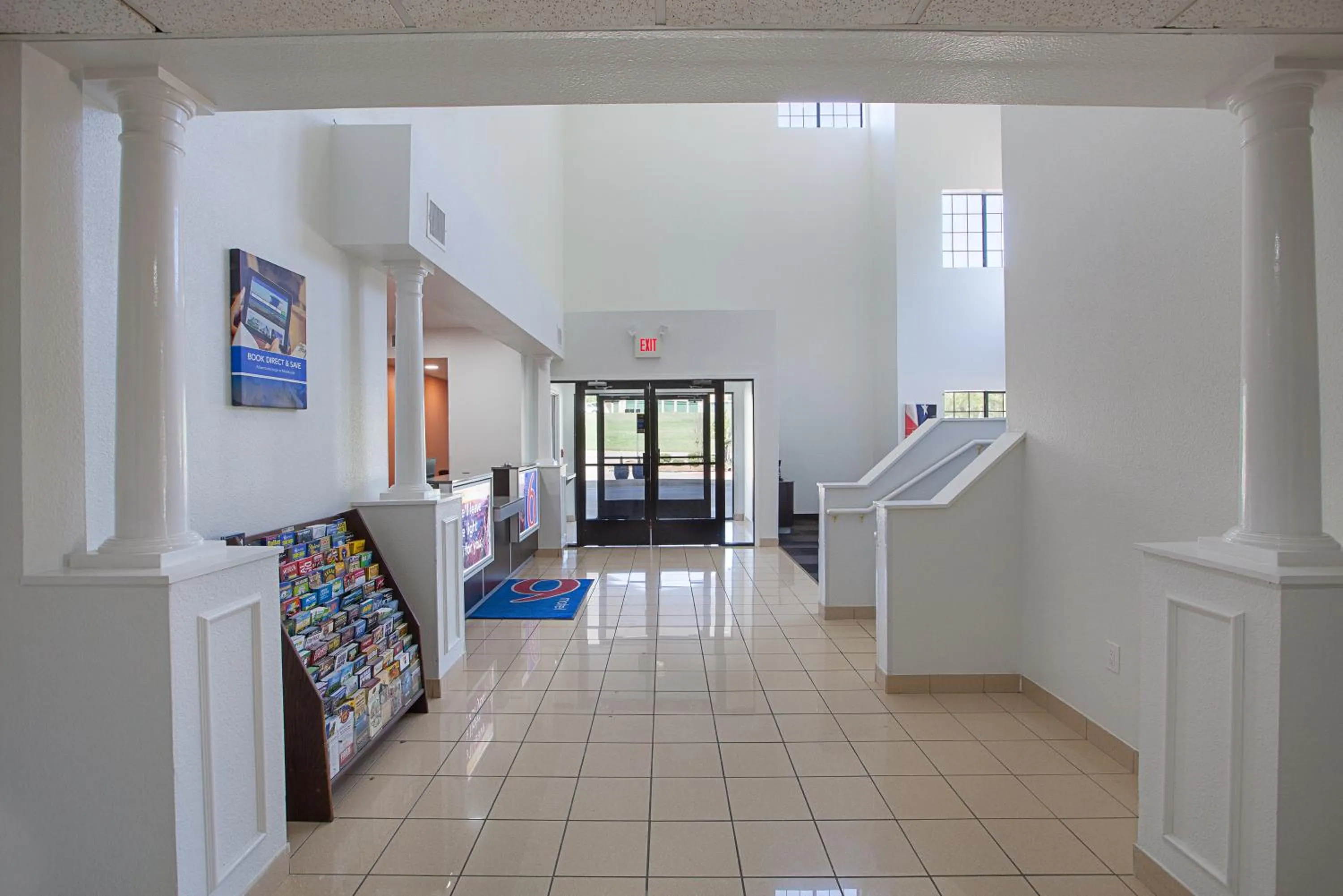 Lobby or reception in Motel 6-Bedford, TX - Fort Worth