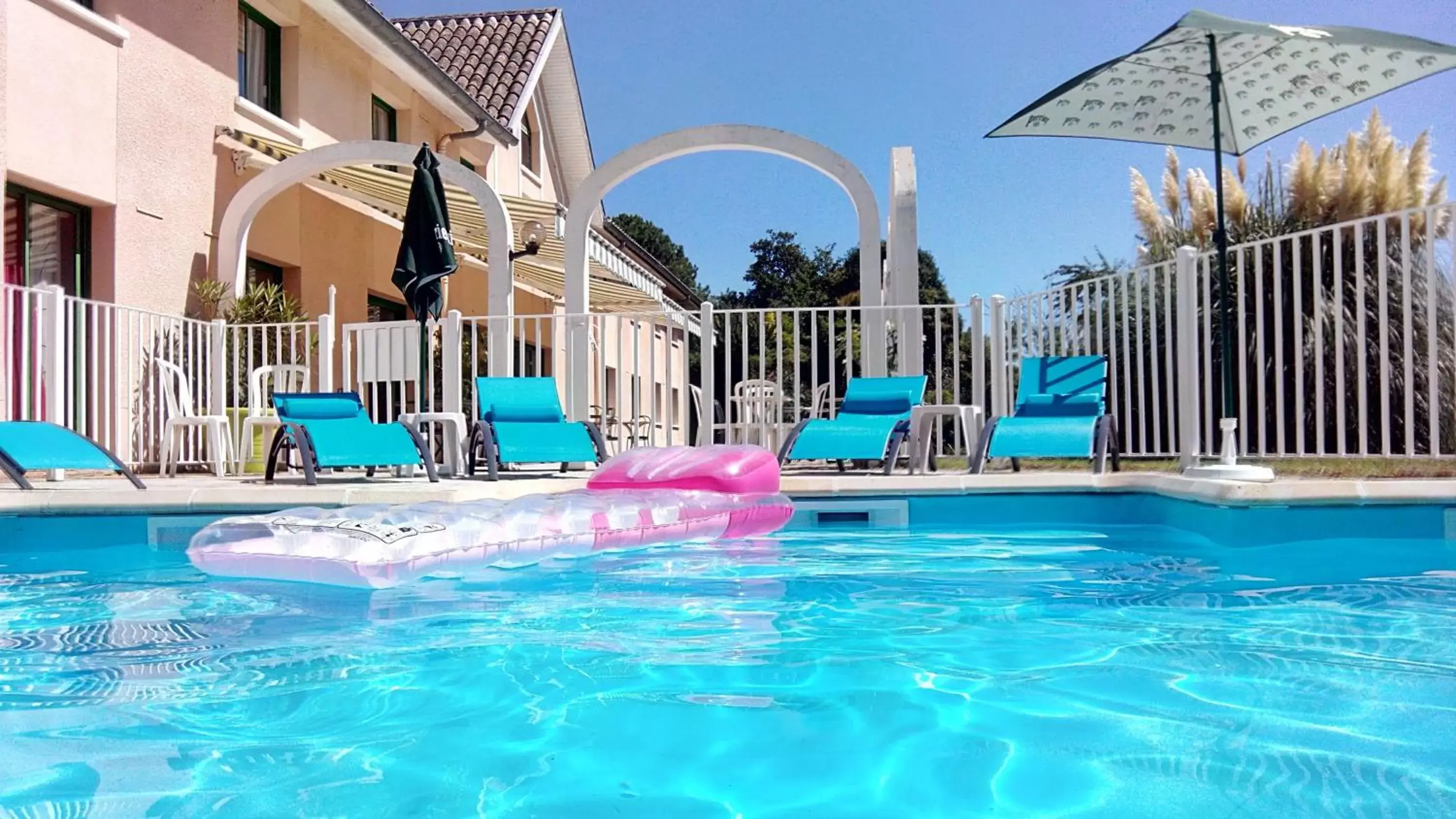 Swimming Pool in N'Atura Hôtel