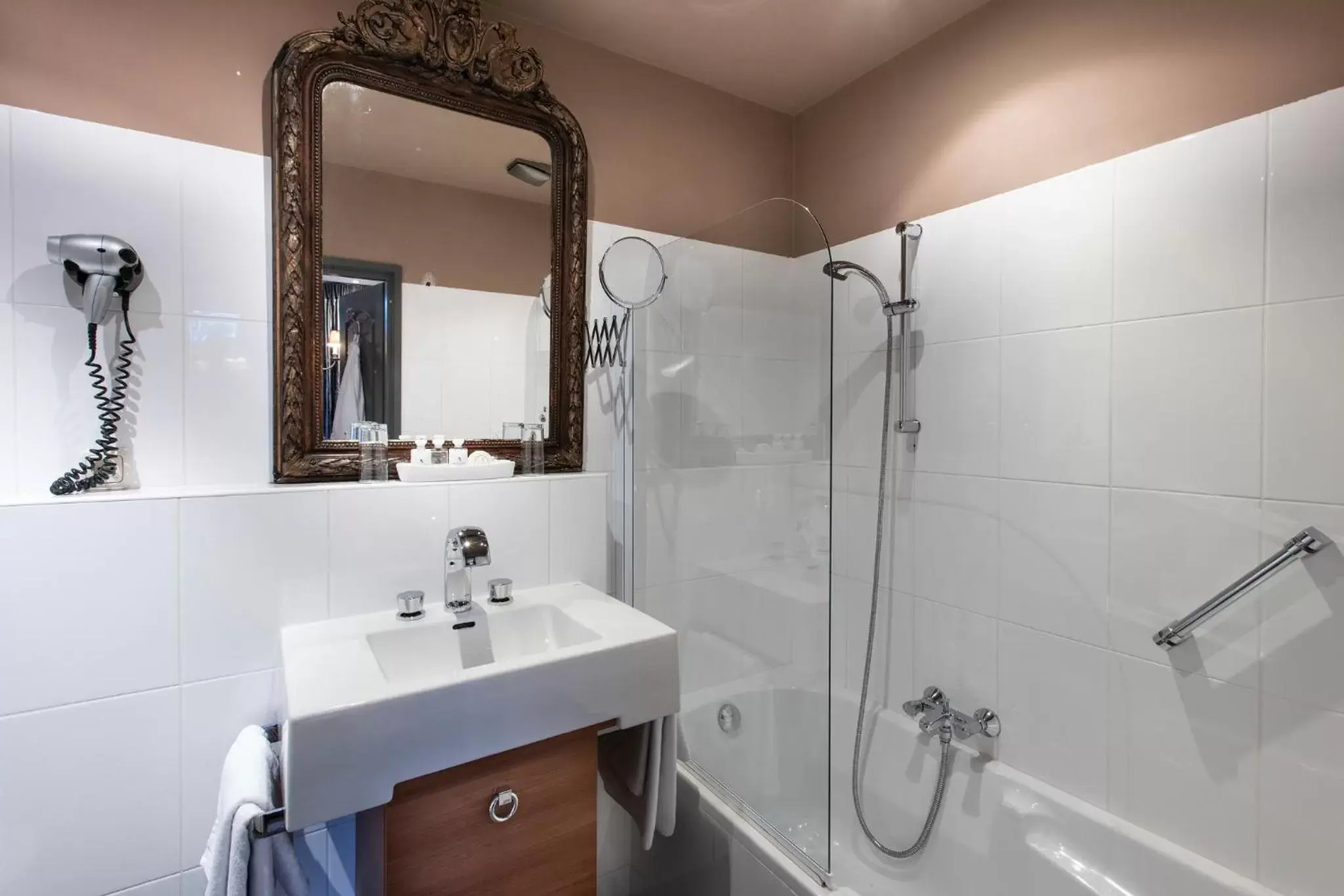 Shower, Bathroom in l'Auberge Damhotel