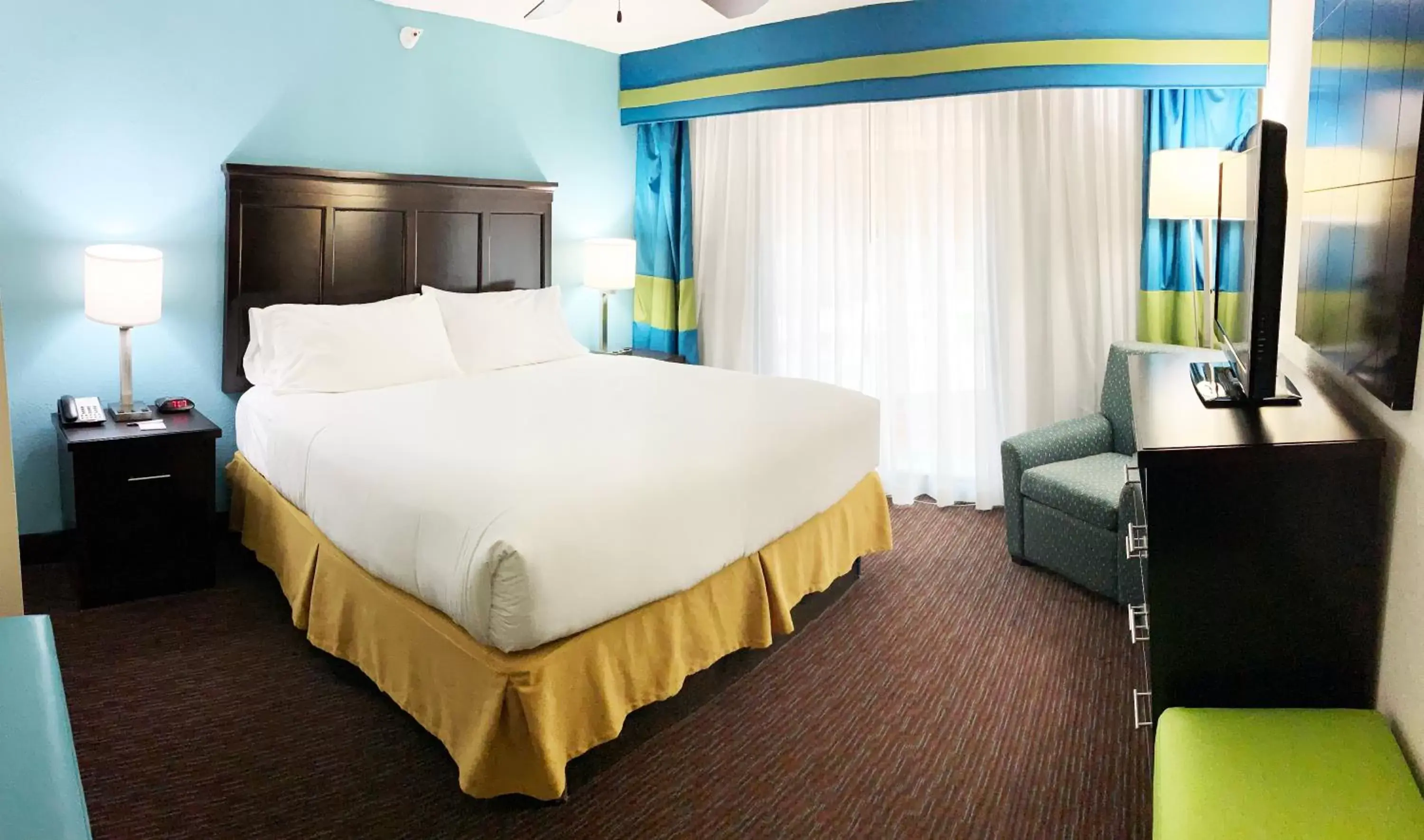 Photo of the whole room, Bed in Holiday Inn Express Hotel & Suites Gainesville, an IHG Hotel