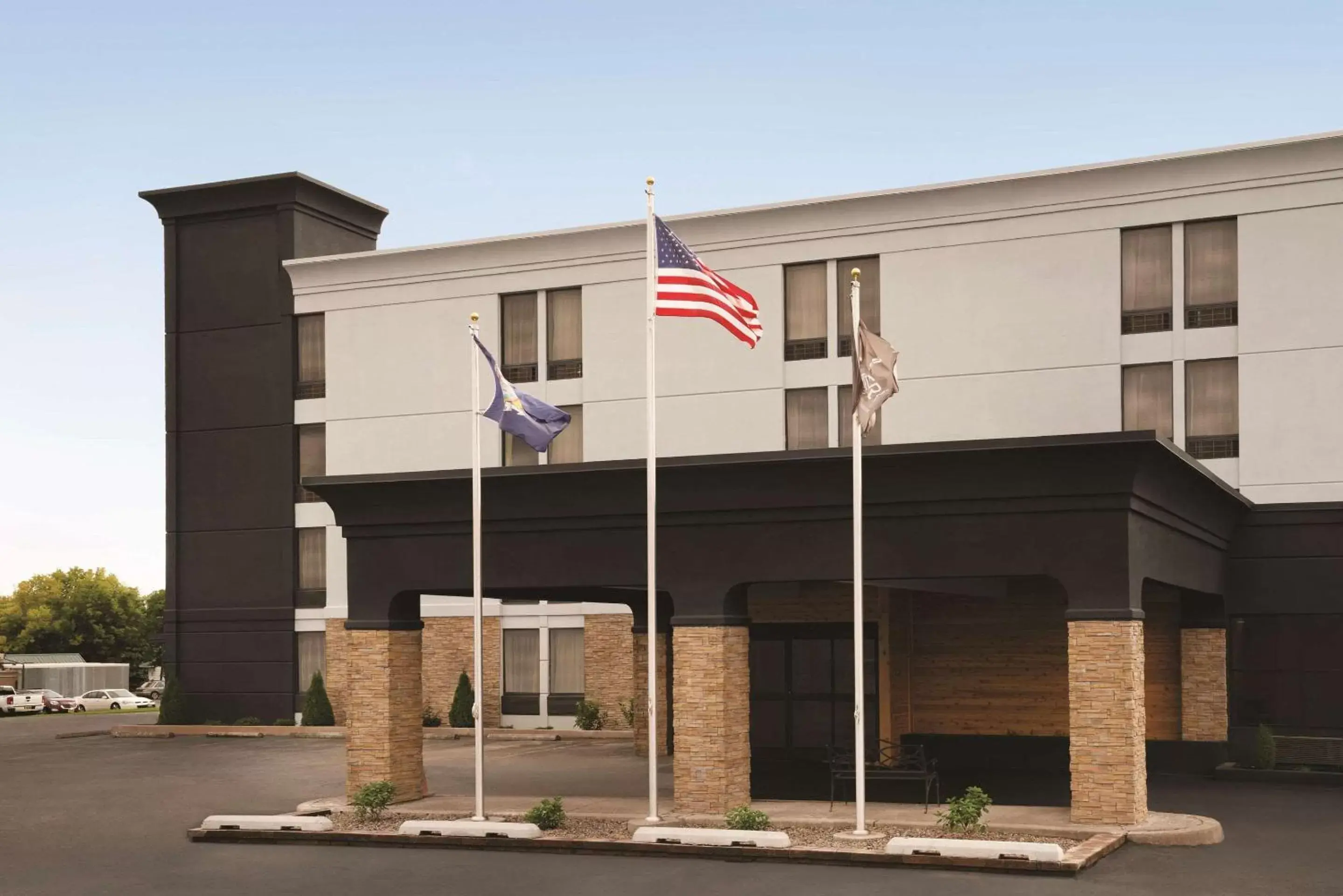 Property Building in Comfort Inn & Suites Syracuse North