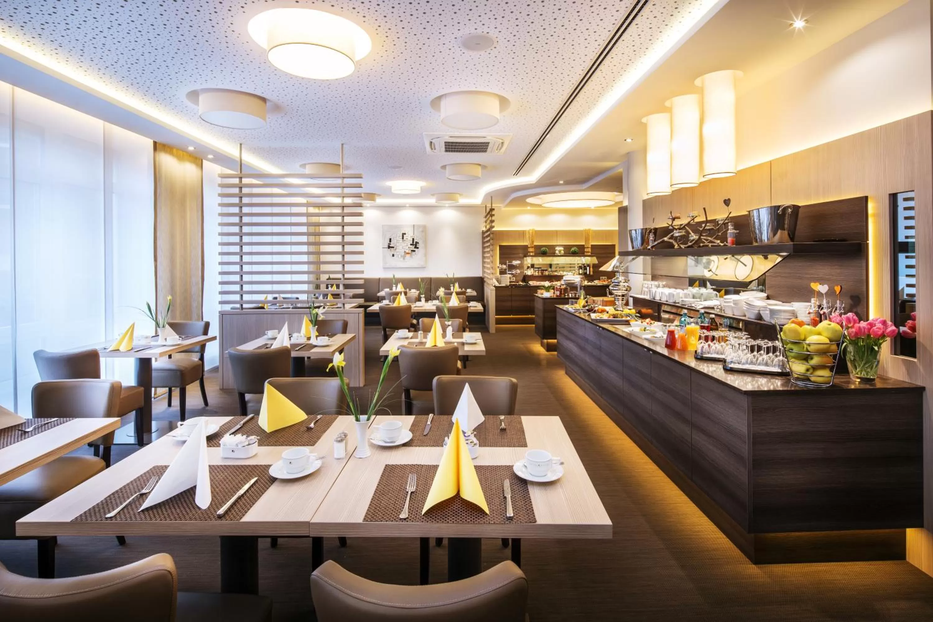 Restaurant/places to eat in Hotel Plaza