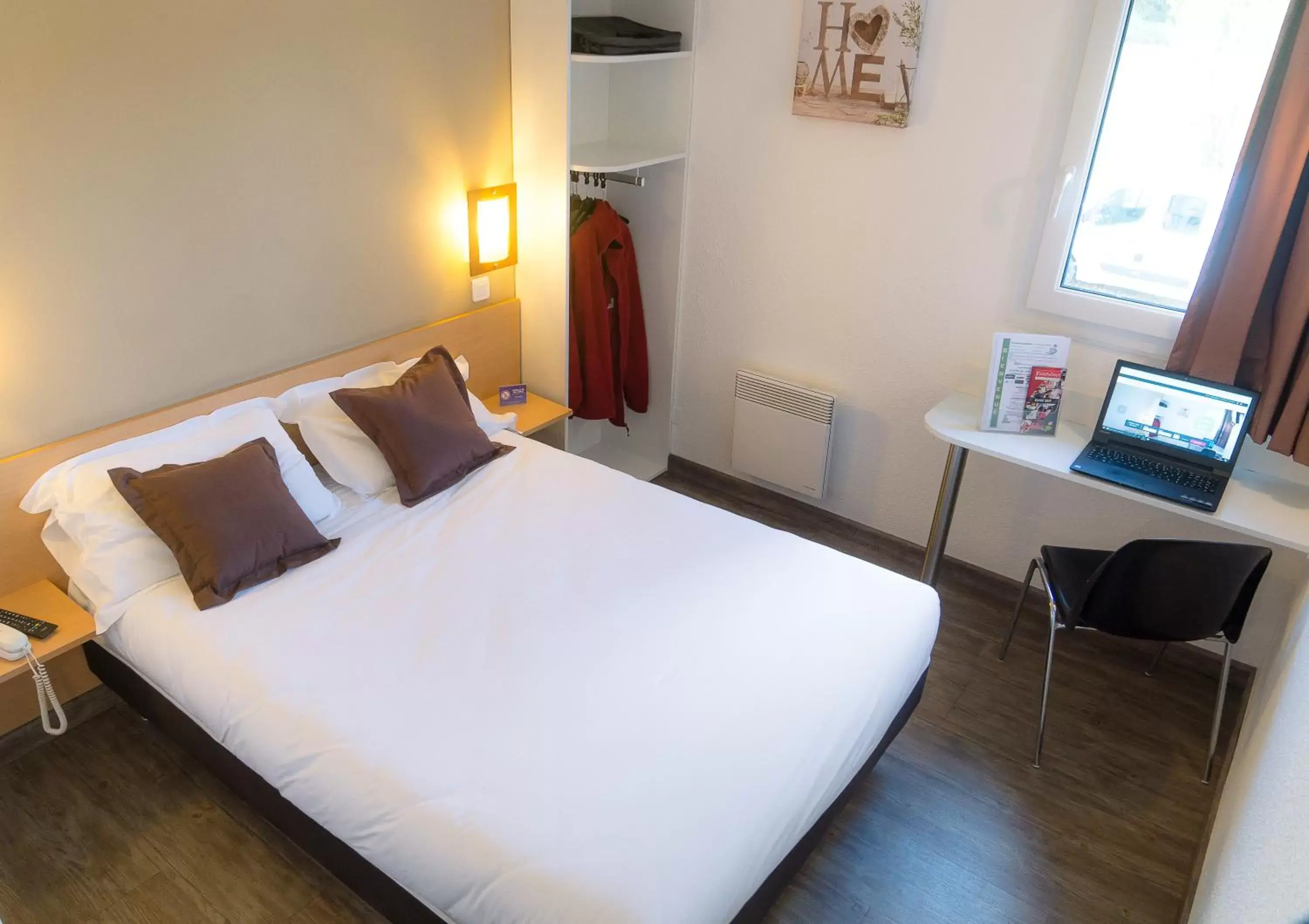 Photo of the whole room, Bed in Fasthôtel Périgueux