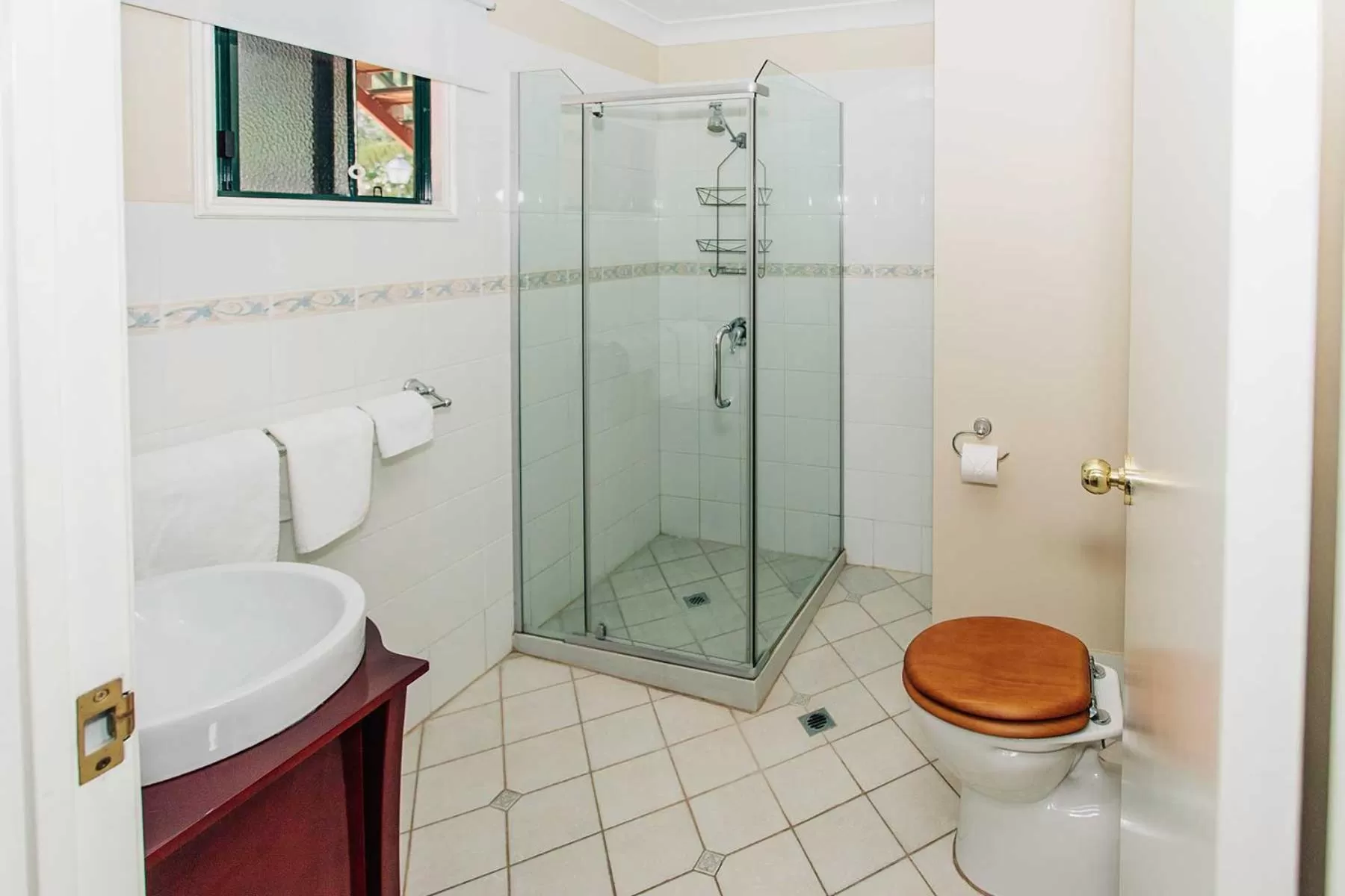 Bathroom in Settlers Hotel York