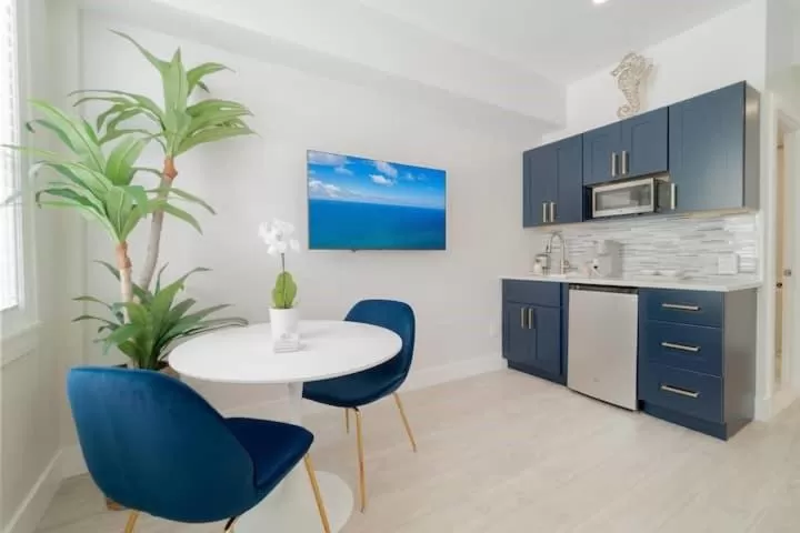 Kitchen or kitchenette in Tropicals of Palm Beach