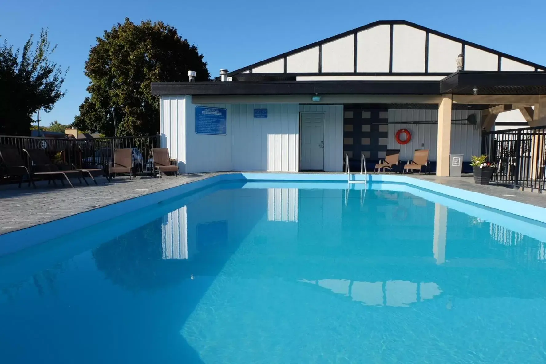 Swimming Pool in Oasis Inn