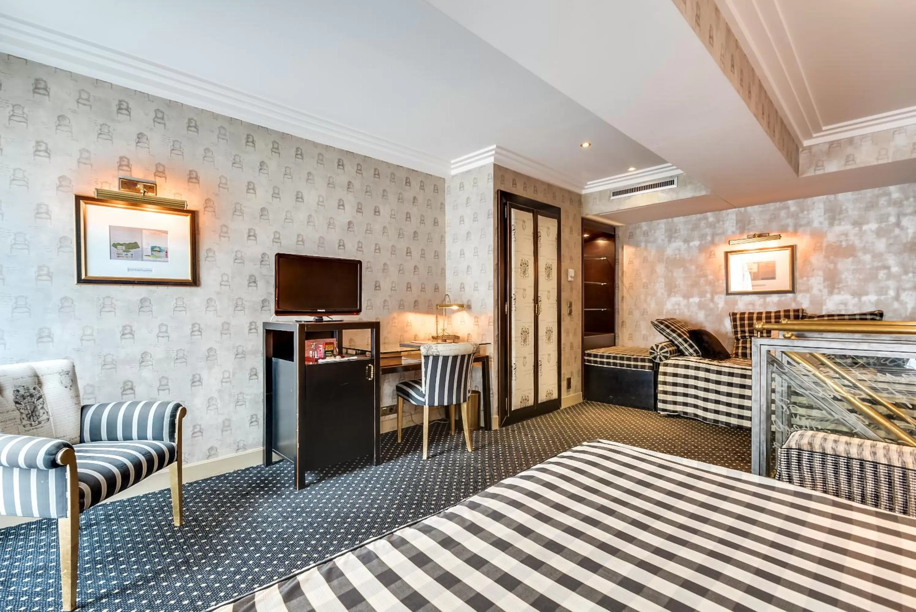 Photo of the whole room in Villa Lutèce Port Royal