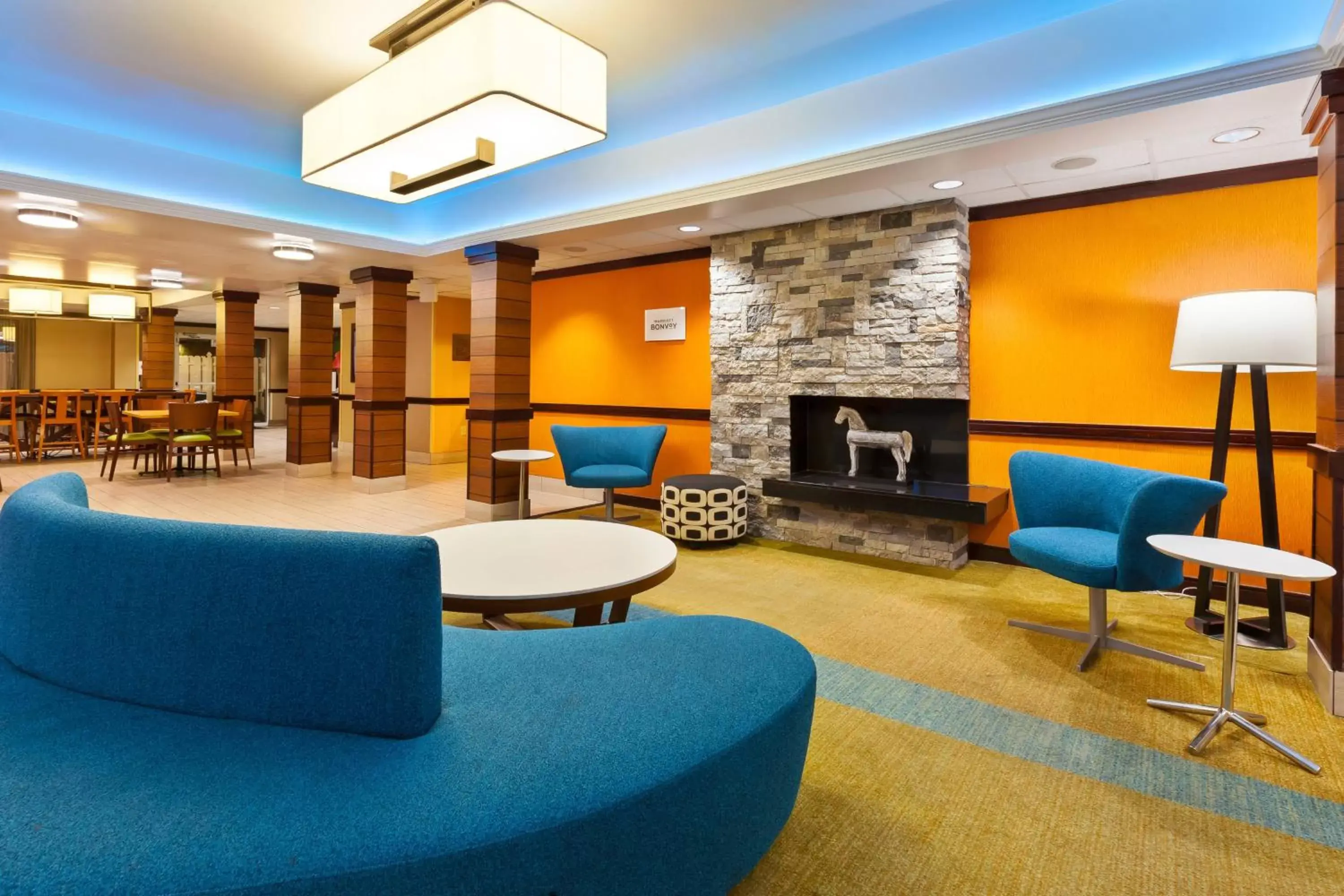Lobby or reception, Lounge/Bar in Fairfield Inn & Suites by Marriott Columbus East