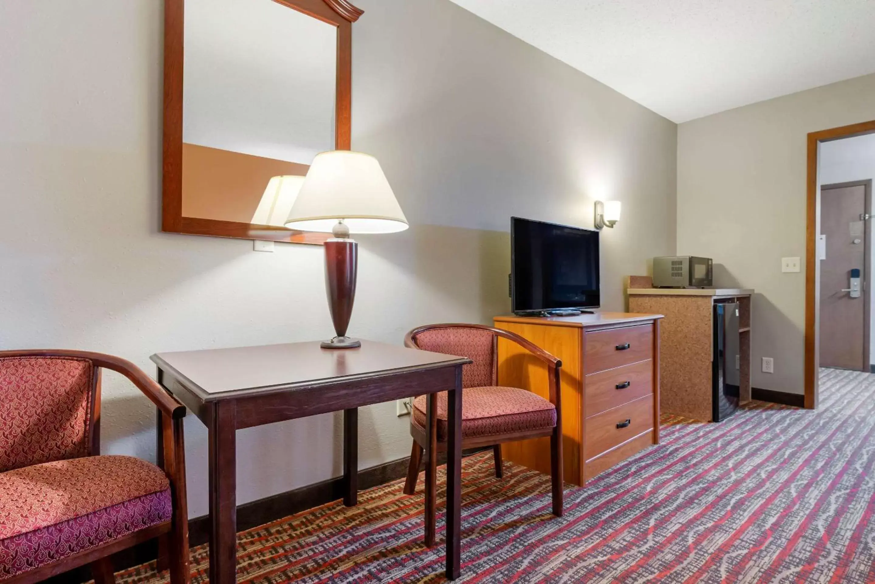 Photo of the whole room, TV/Entertainment Center in Econo Lodge Lakeview