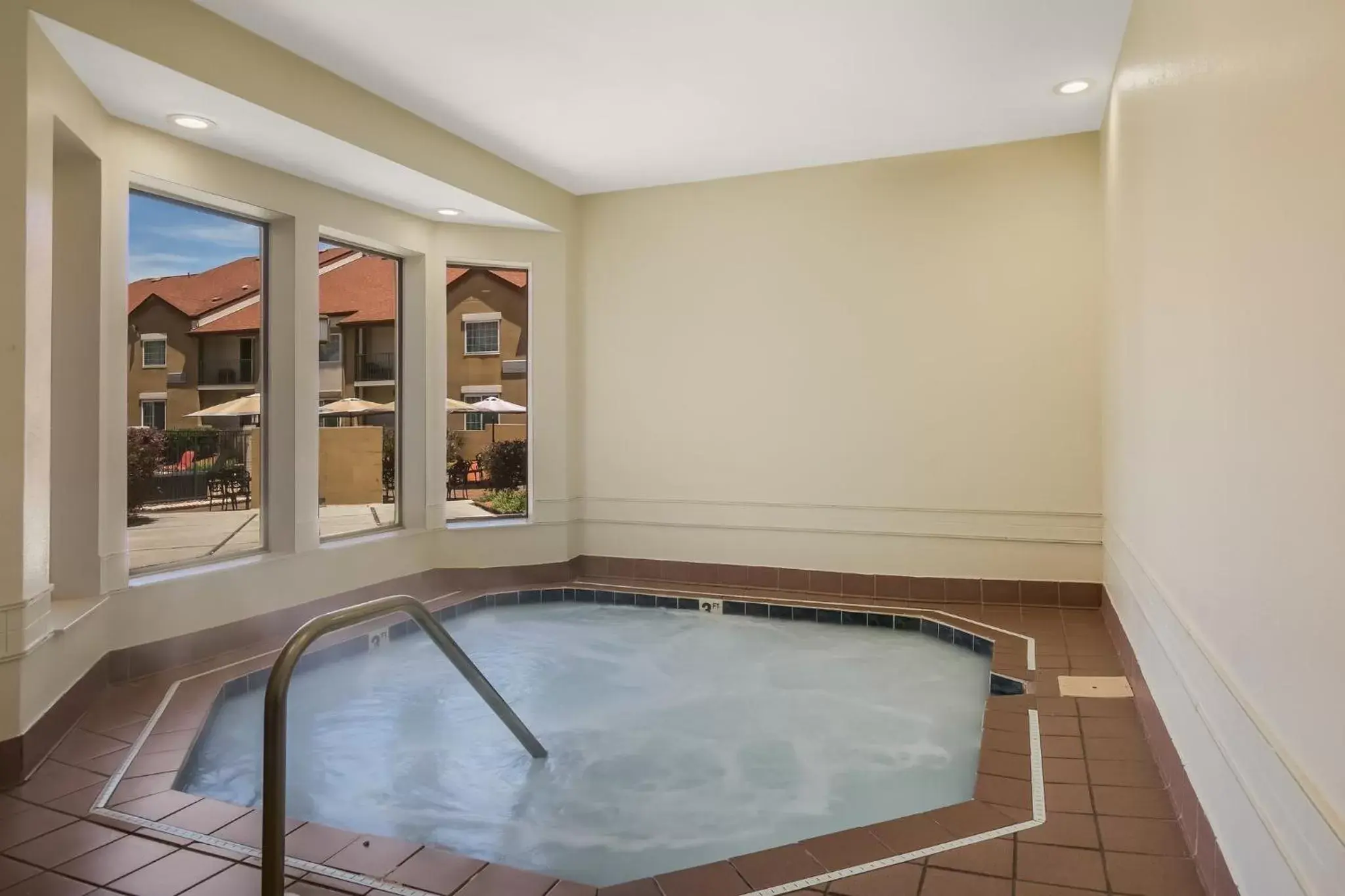 Spa and wellness centre/facilities, Swimming Pool in Red Roof Inn PLUS+ & Suites Knoxville West - Cedar Bluff