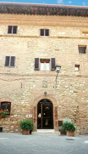 Facade/entrance, Property Building in Albergo Duomo