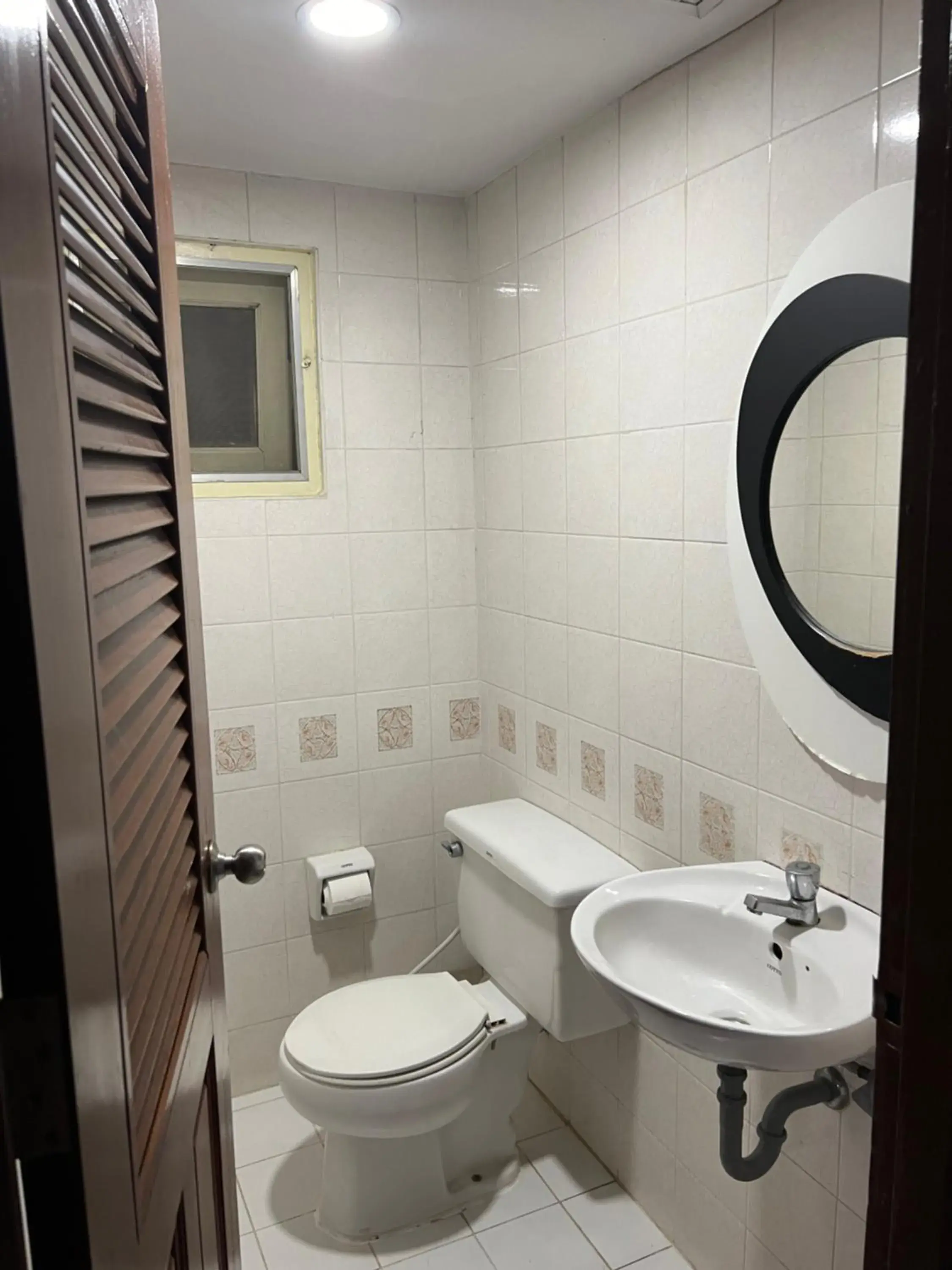 Toilet, Bathroom in Mall Suites Hotel
