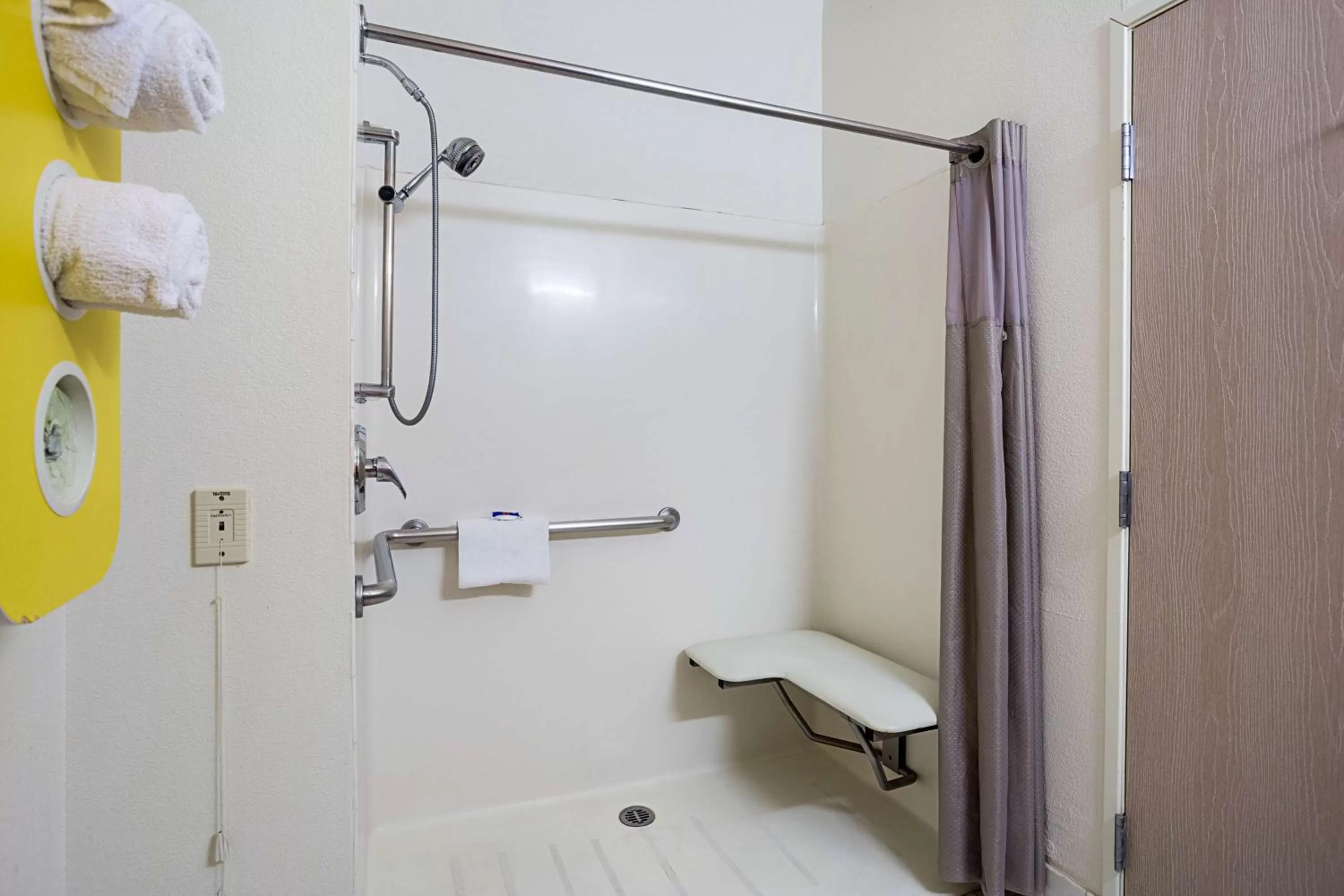 Queen Room - Disability Access - Roll in Shower in Motel 6-Page, AZ