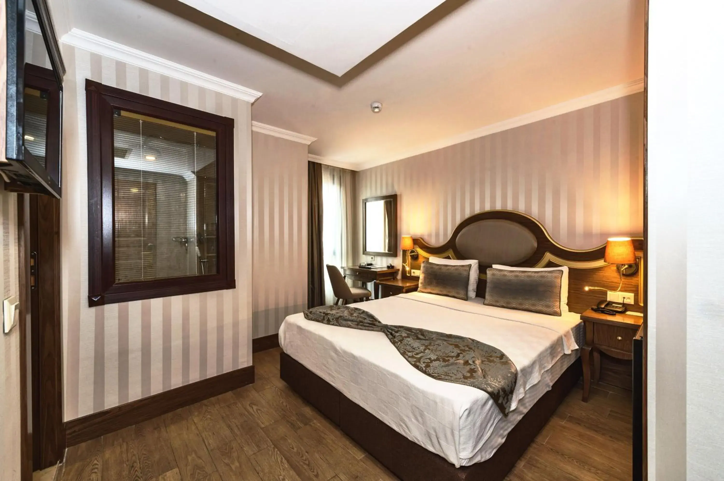 Photo of the whole room, Bed in The Central Hotel