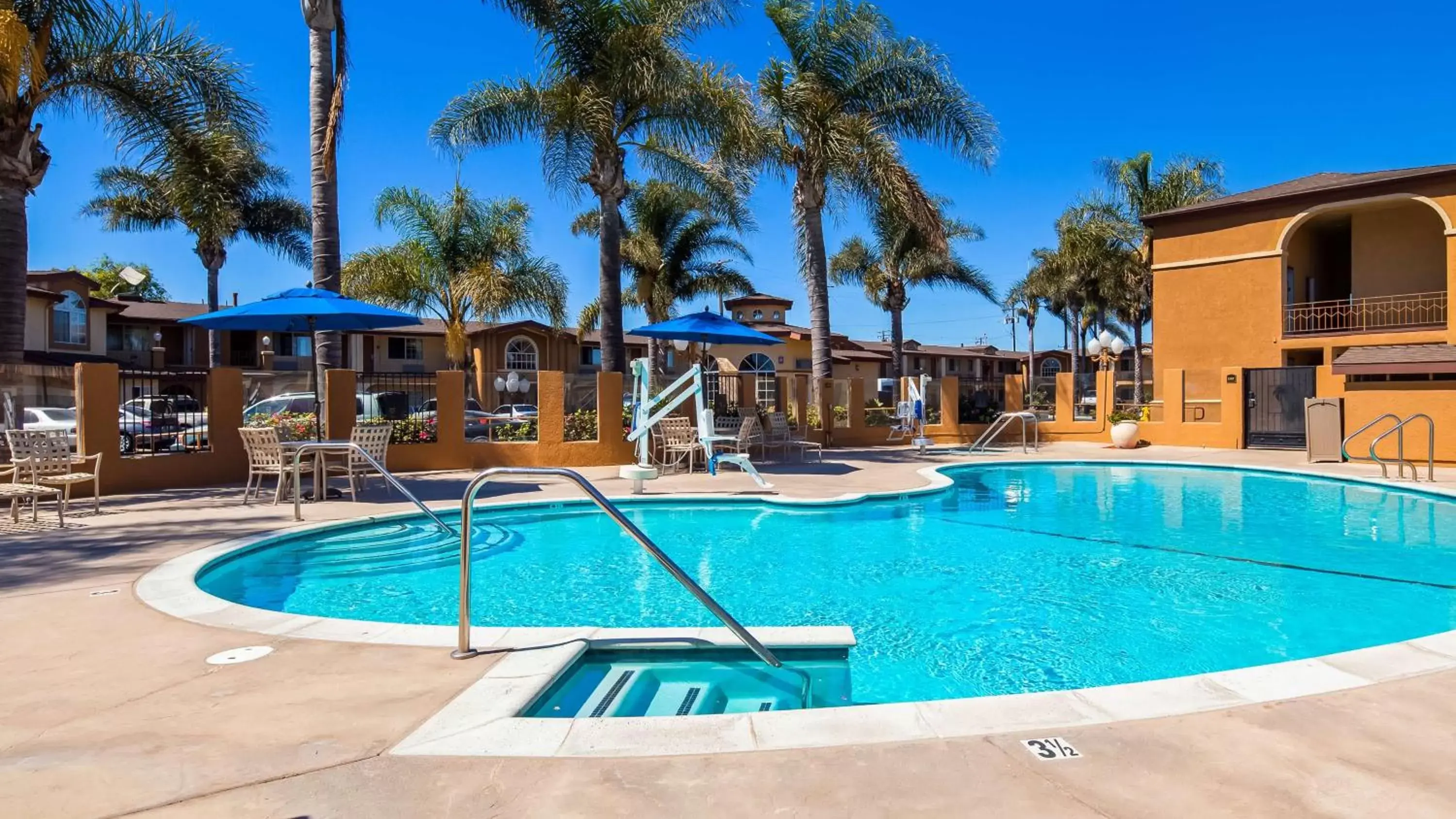 On site, Swimming Pool in Best Western Oxnard Inn