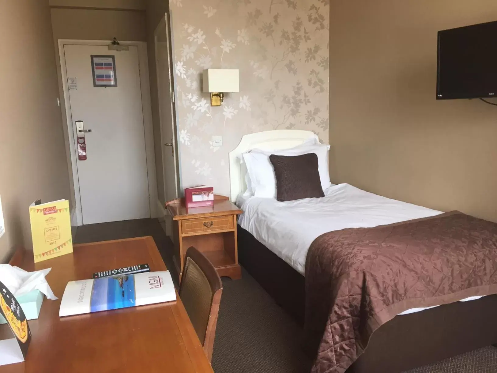 Bedroom, Bed in Muthu Westcliff Hotel (Near London Southend Airport)