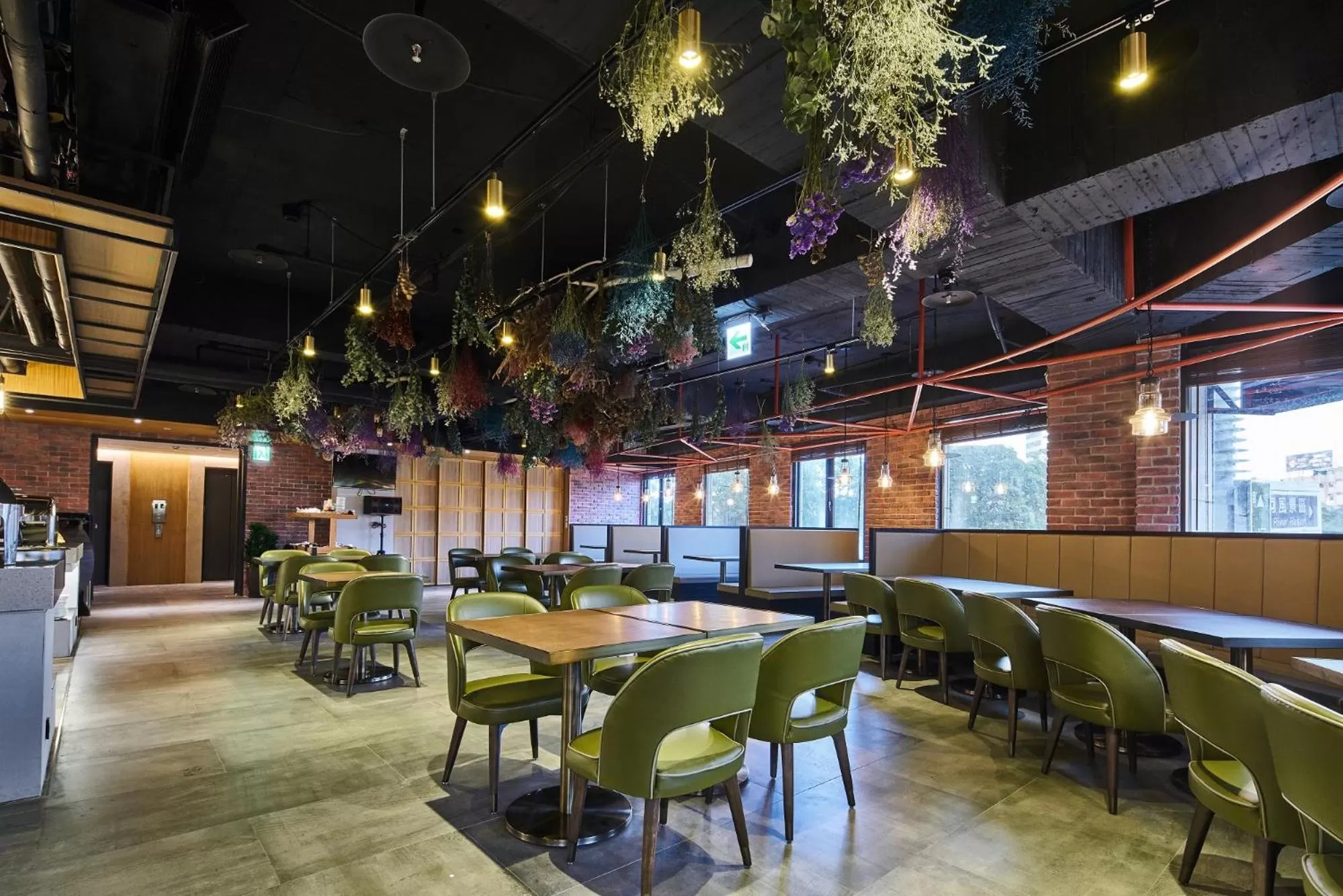 Restaurant/places to eat in Harbour 10 Hotel