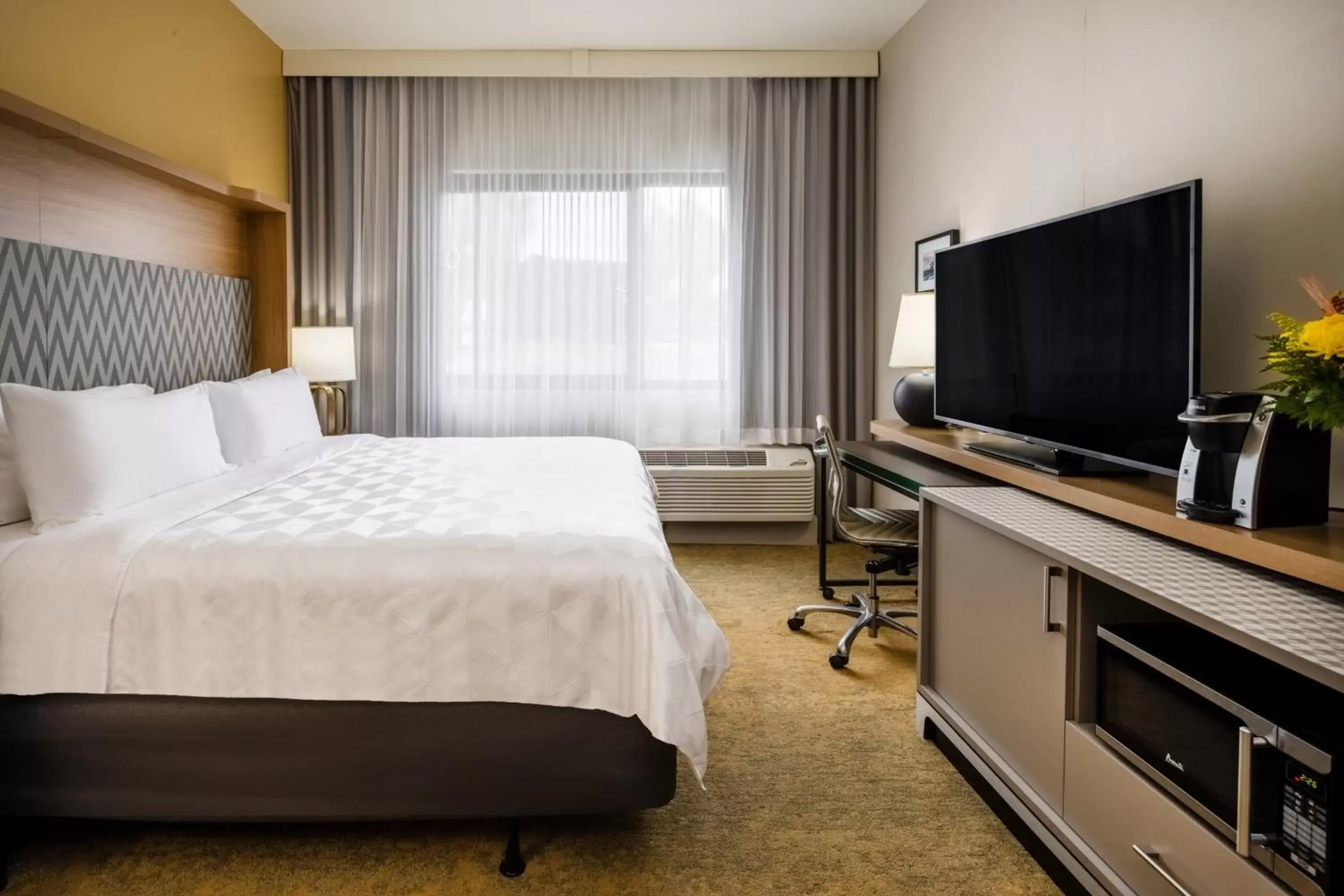 Photo of the whole room, Bed in Holiday Inn - Long Island - ISLIP Arpt East, an IHG Hotel