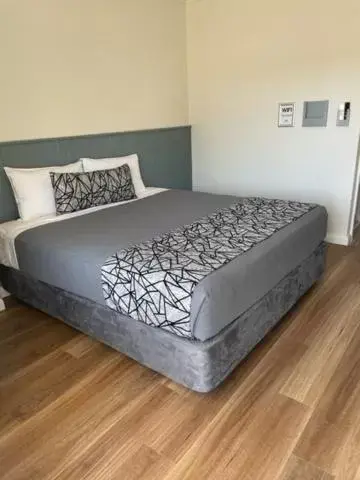 Bedroom, Bed in Surf Beach Motel Newcastle