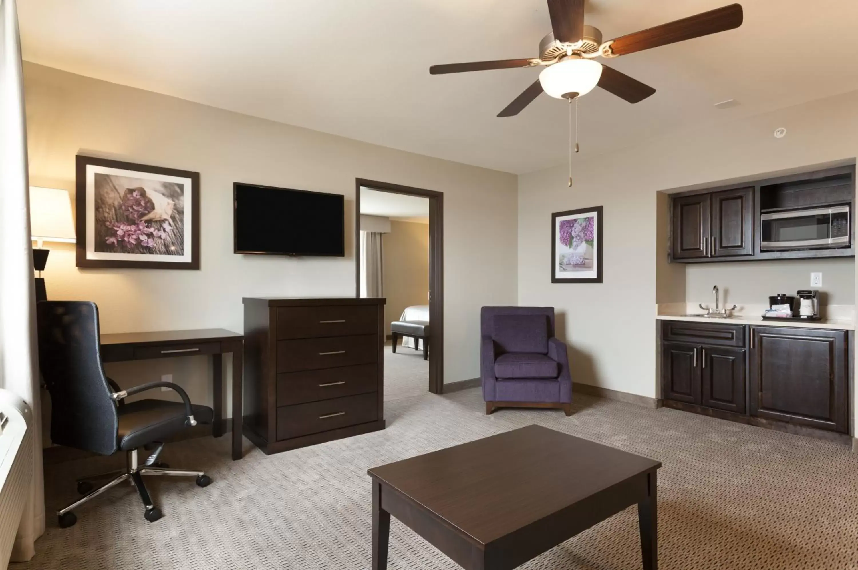Living room, Lounge/Bar in Baymont by Wyndham College Station