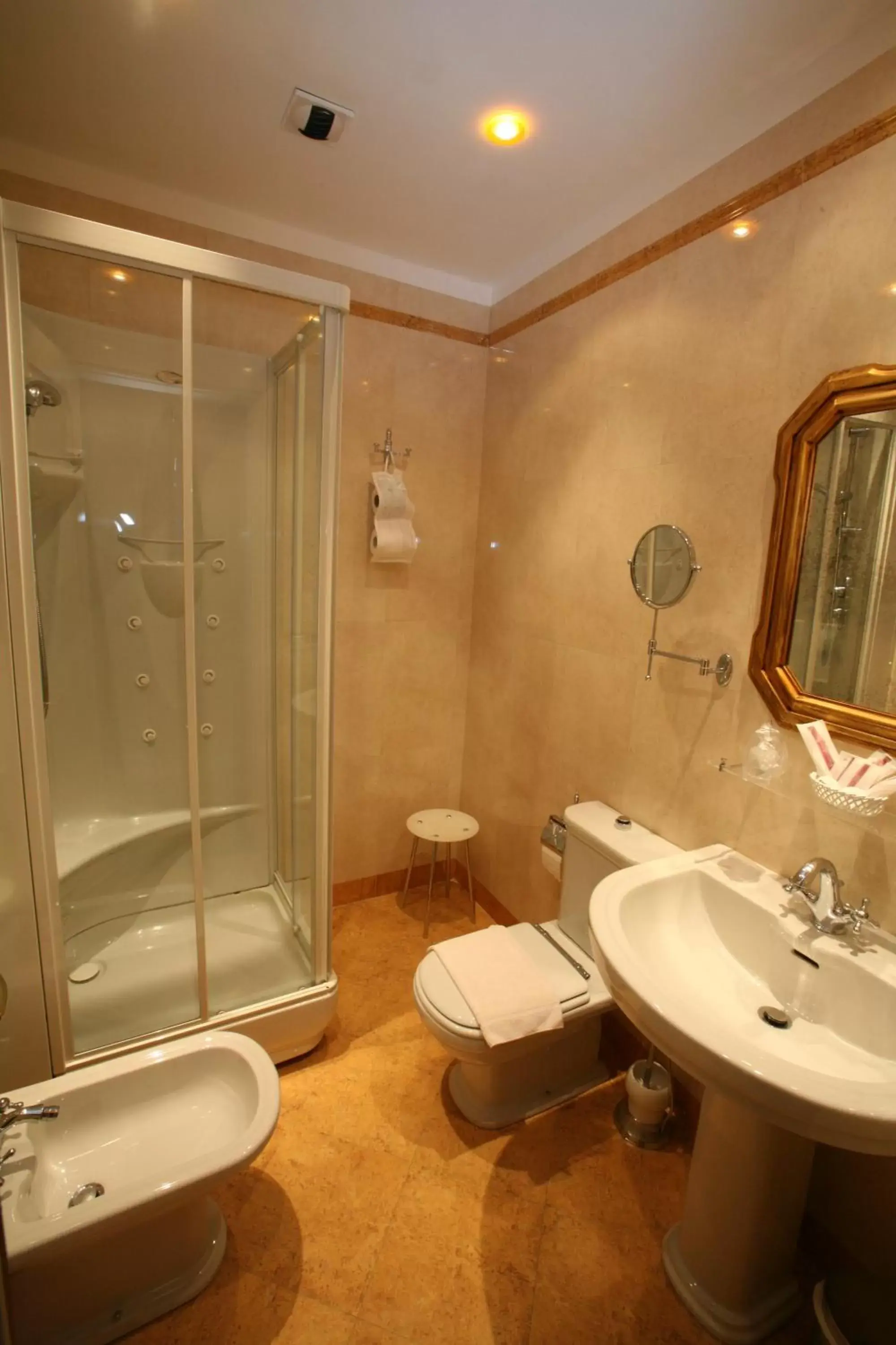 Shower, Bathroom in Locanda Ca' del Brocchi