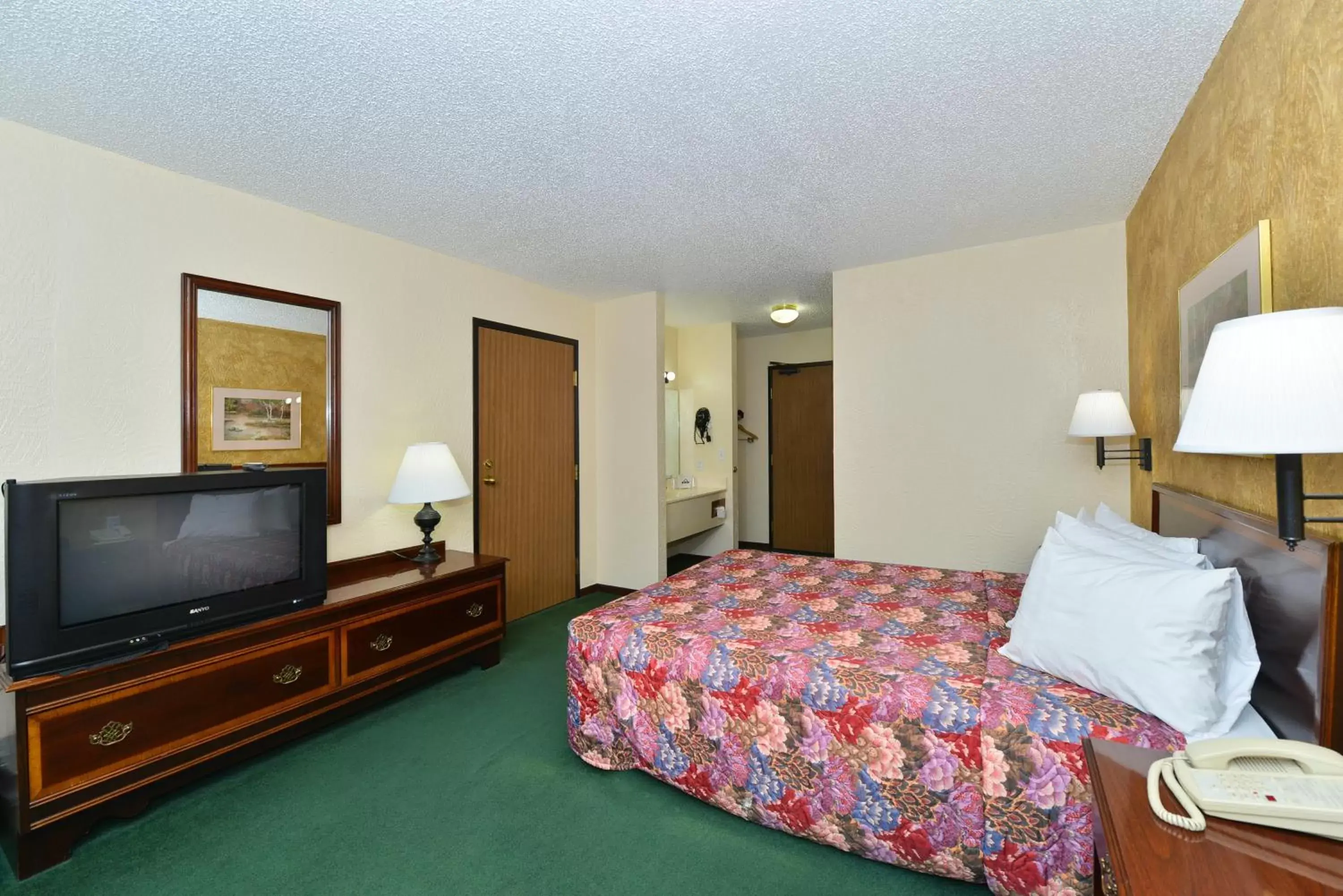 Bed in Days Inn by Wyndham Ozark Springfield