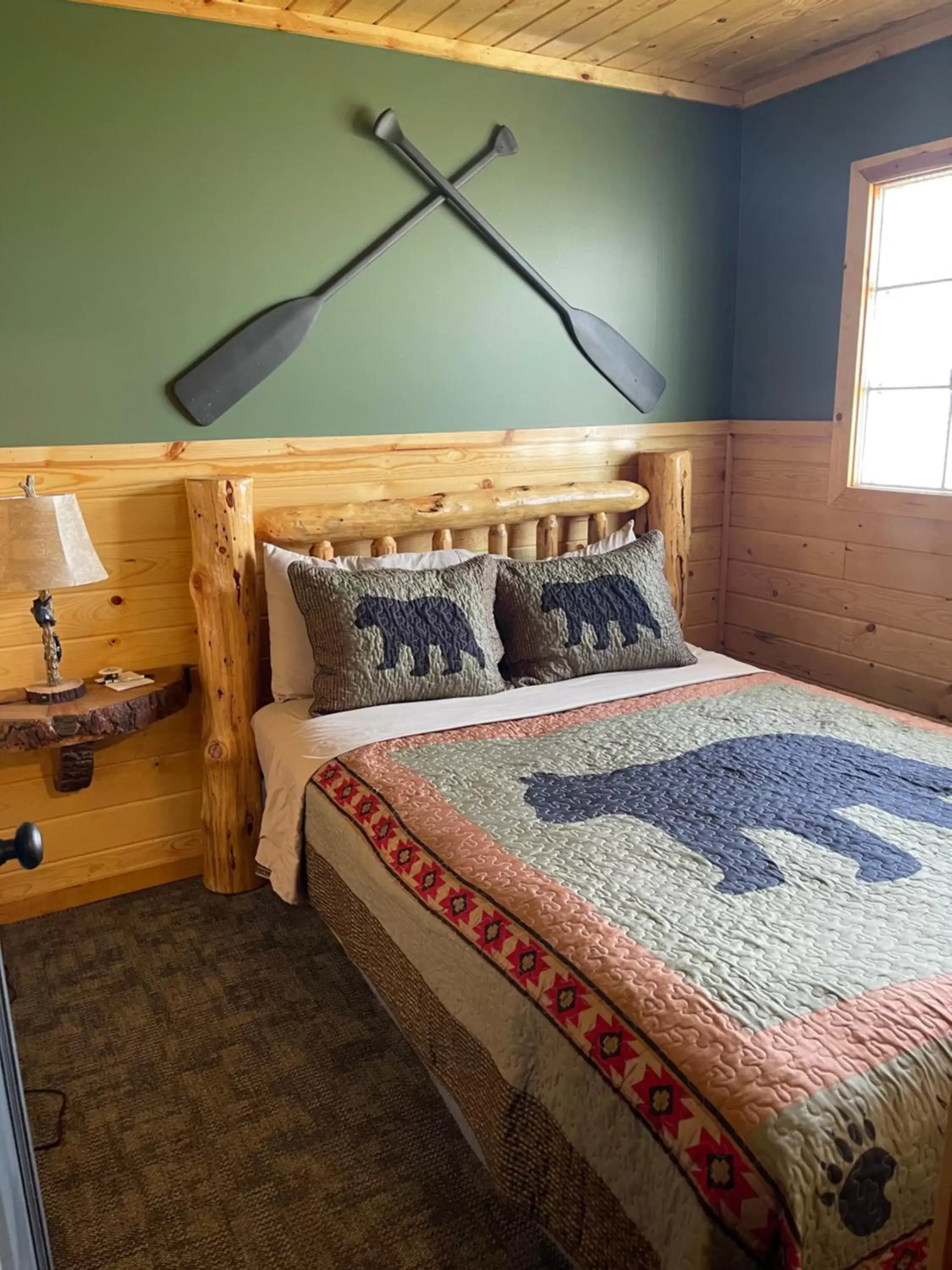 Bed in The Fishing Bear Lodge