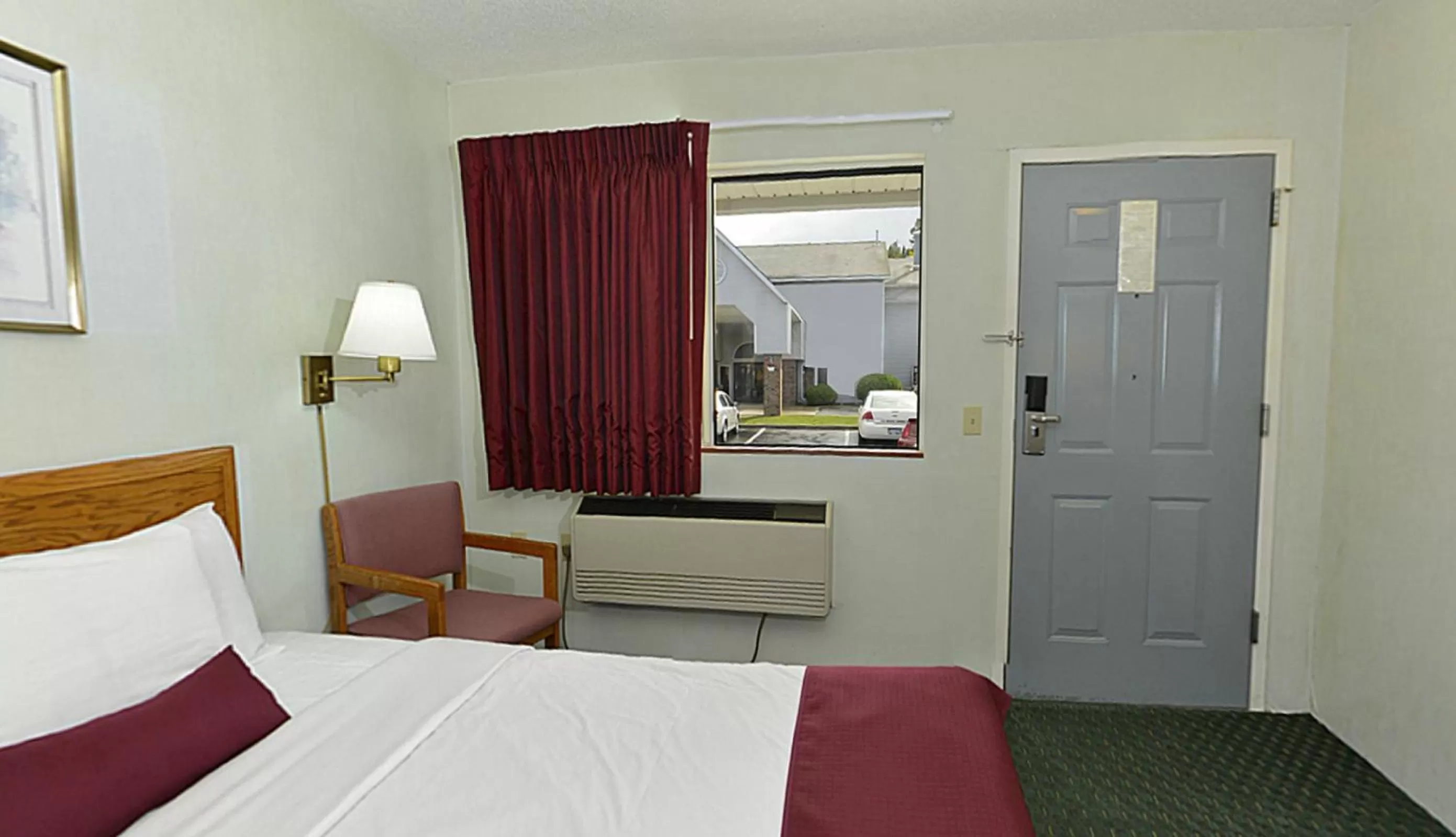 Bed in Americas Best Value Inn Saint Ignace