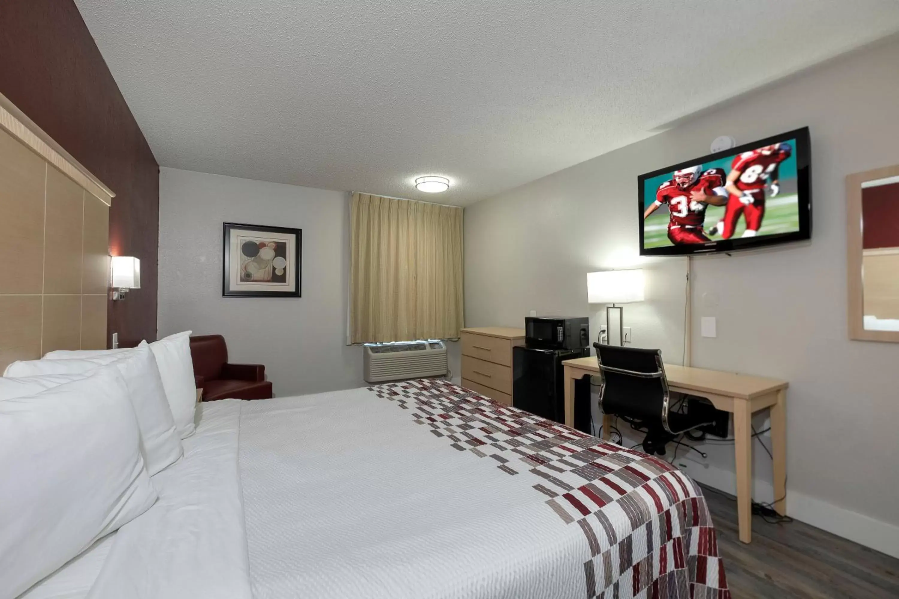 Photo of the whole room, Room Photo in Red Roof Inn Raleigh North-Crabtree Mall-PNC Arena
