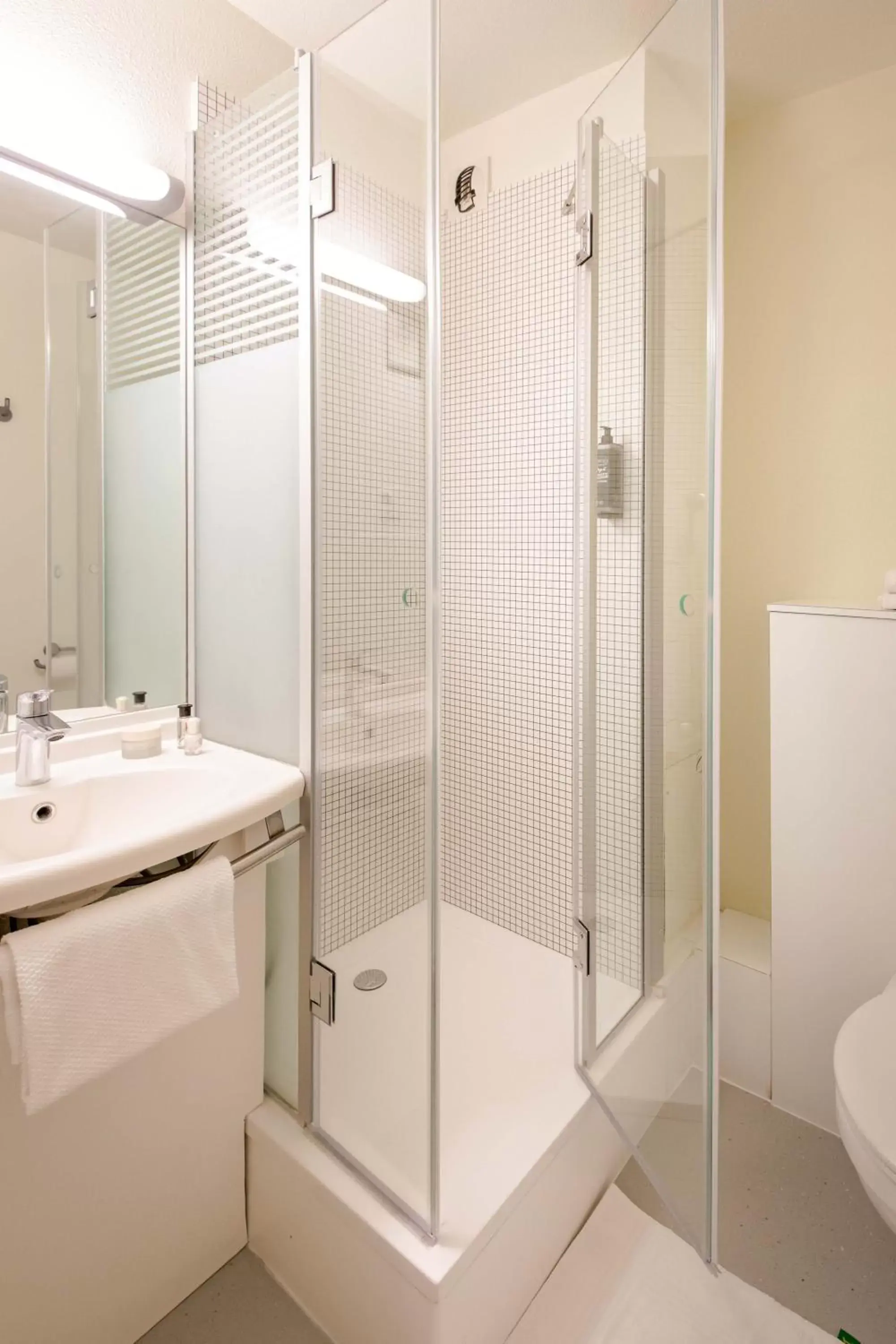 Bathroom in ibis budget Aubagne Paluds Agora