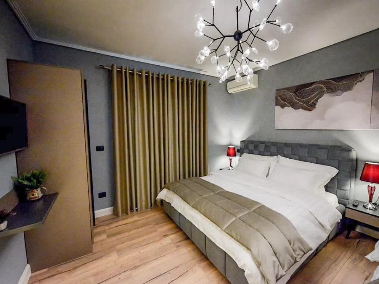 Photo of the whole room in Hotel Vila Tirana