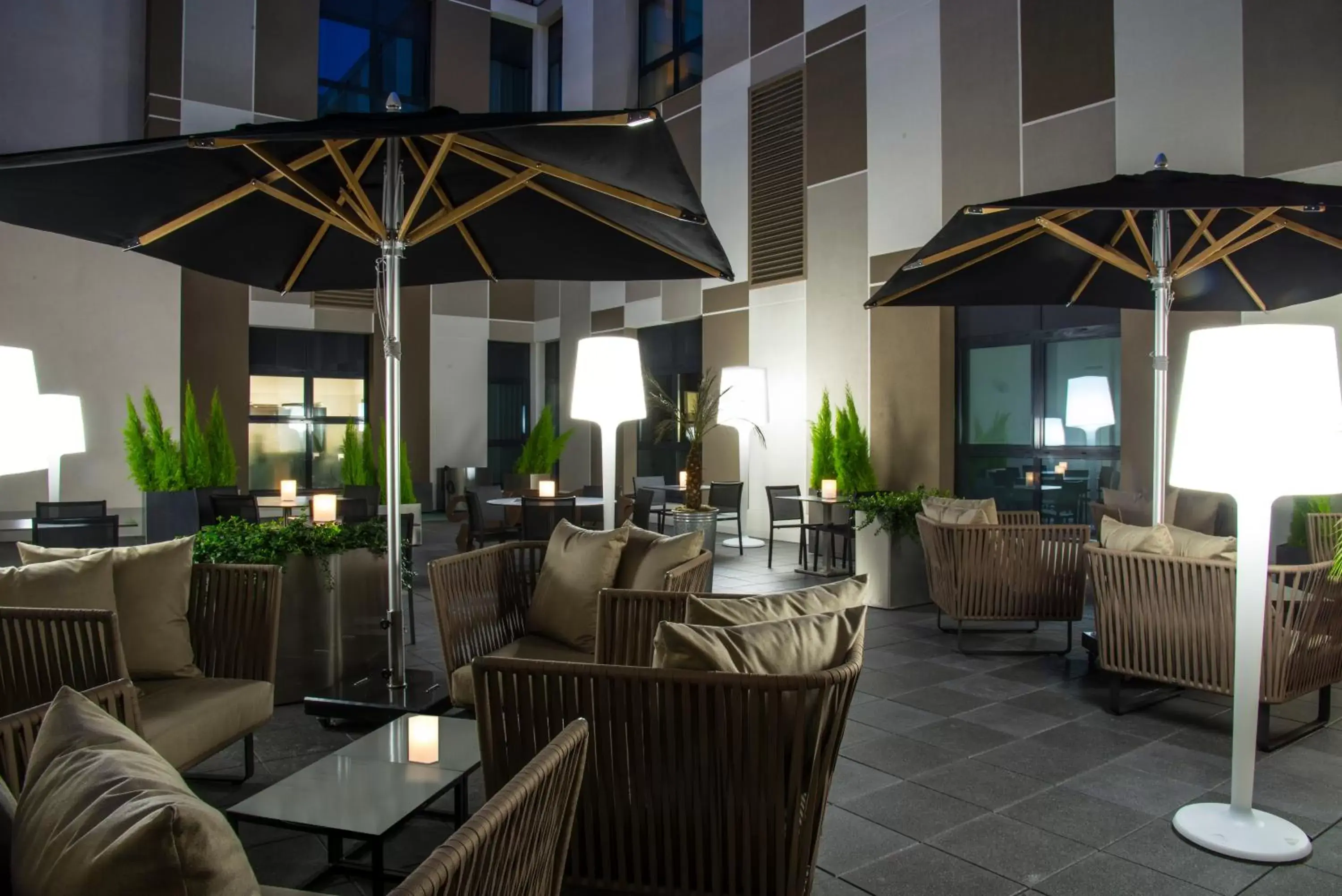 Patio, Restaurant/Places to Eat in Radisson BLU Hotel Nantes