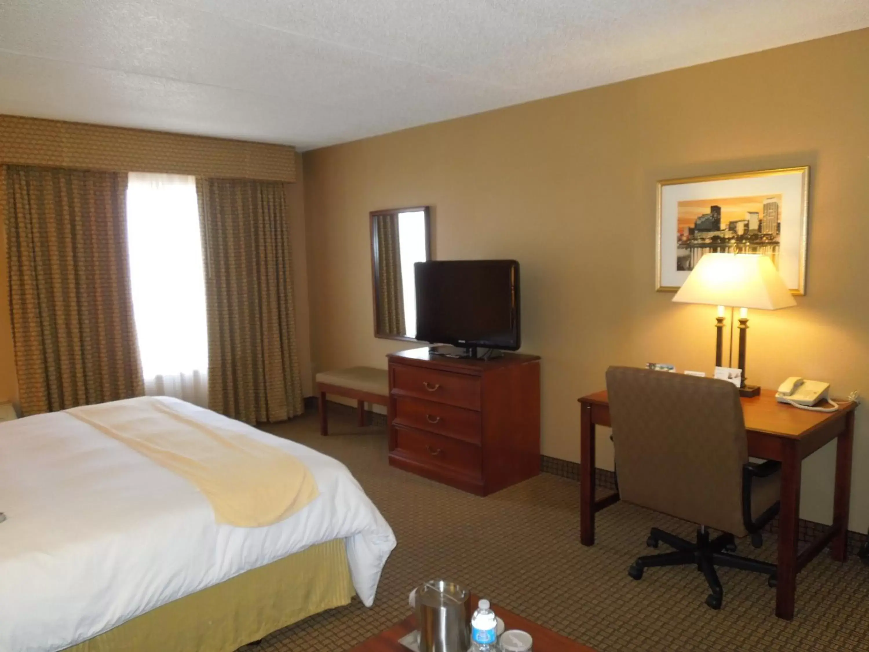 Bedroom, TV/Entertainment Center in Radisson Cleveland Airport