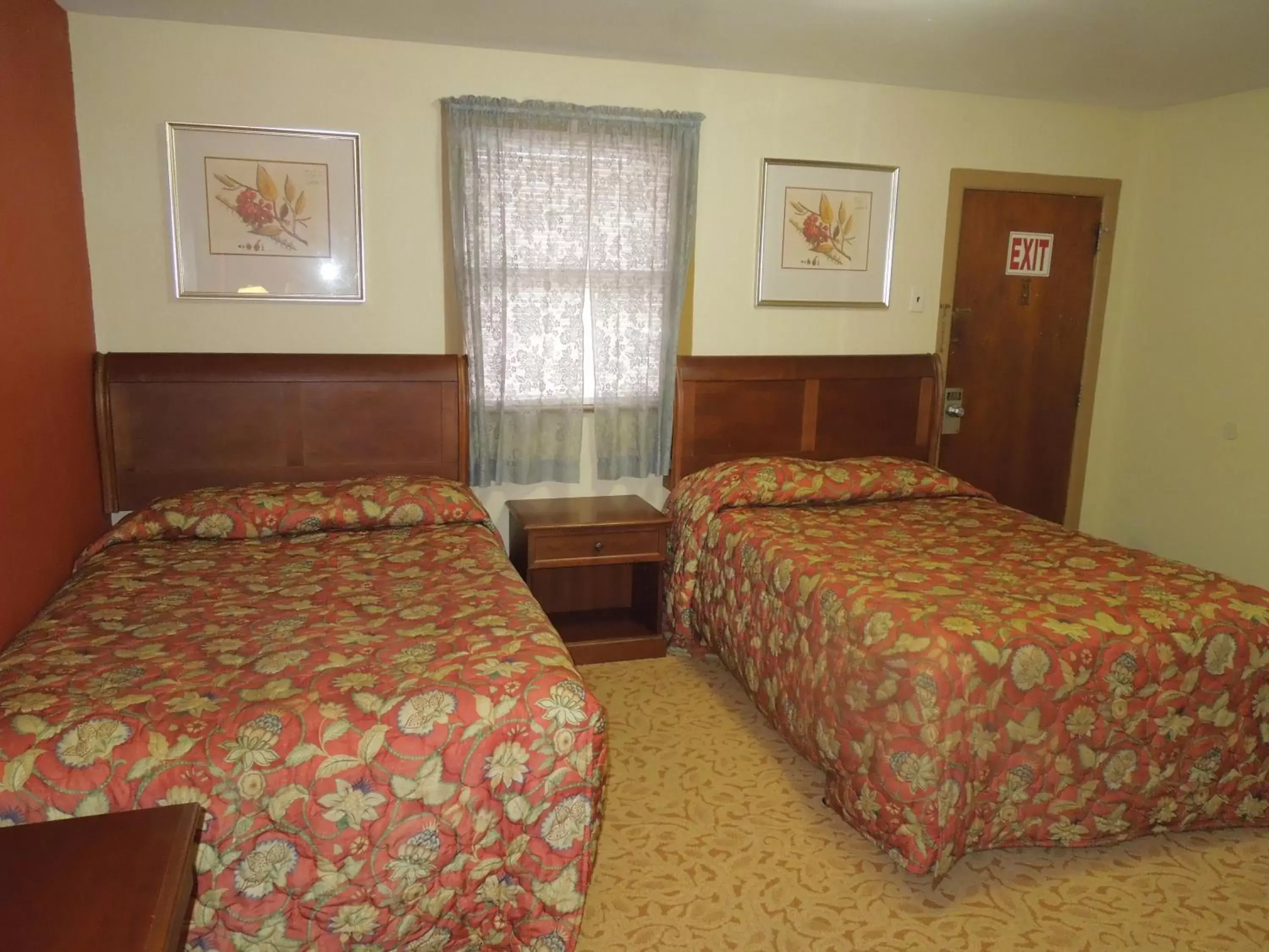 Bed in Slumberland Motel Mount Holly