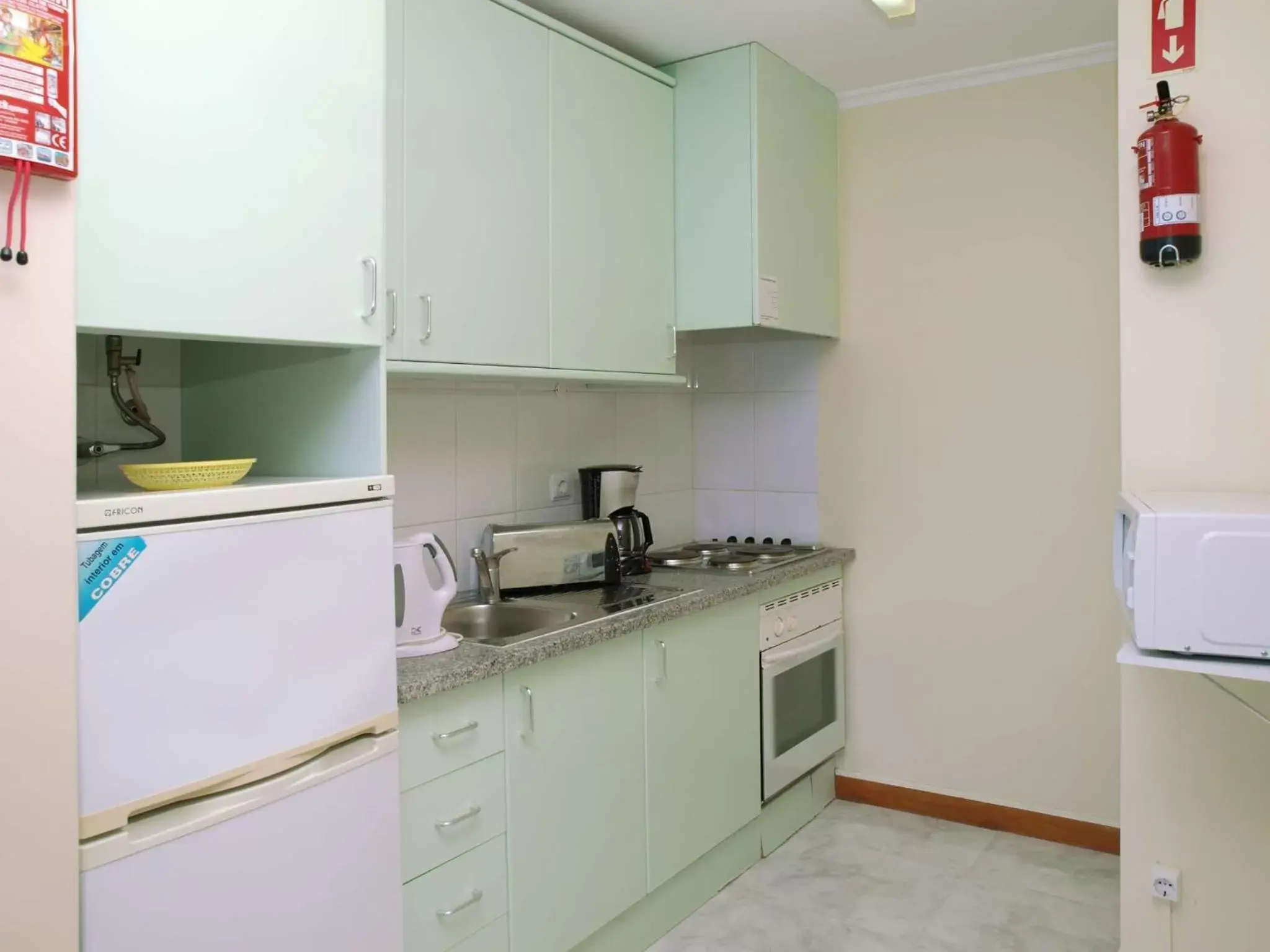 Kitchen or kitchenette, Kitchen/Kitchenette in Apartamentos Jardins da Rocha