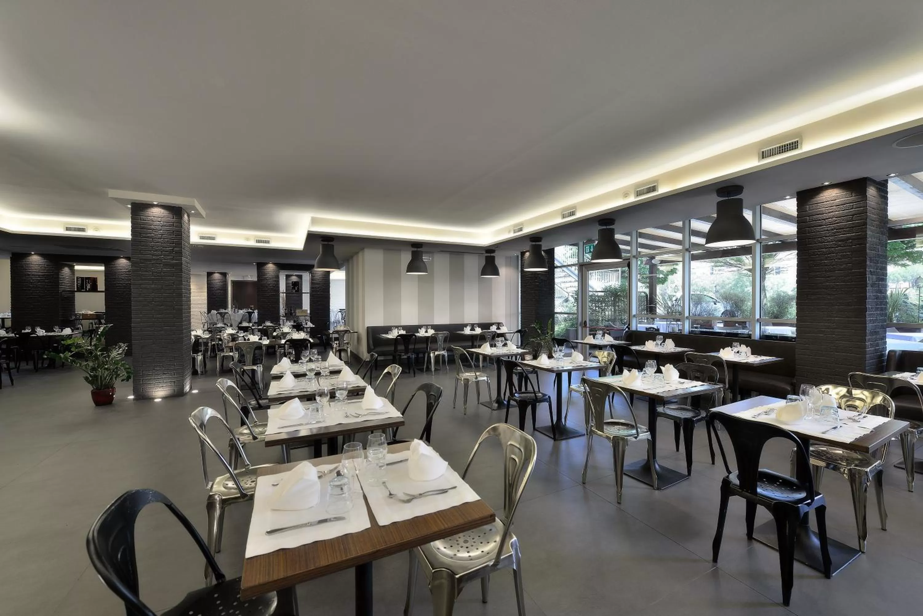 Restaurant/places to eat in La Meridiana Bleisure Hotel